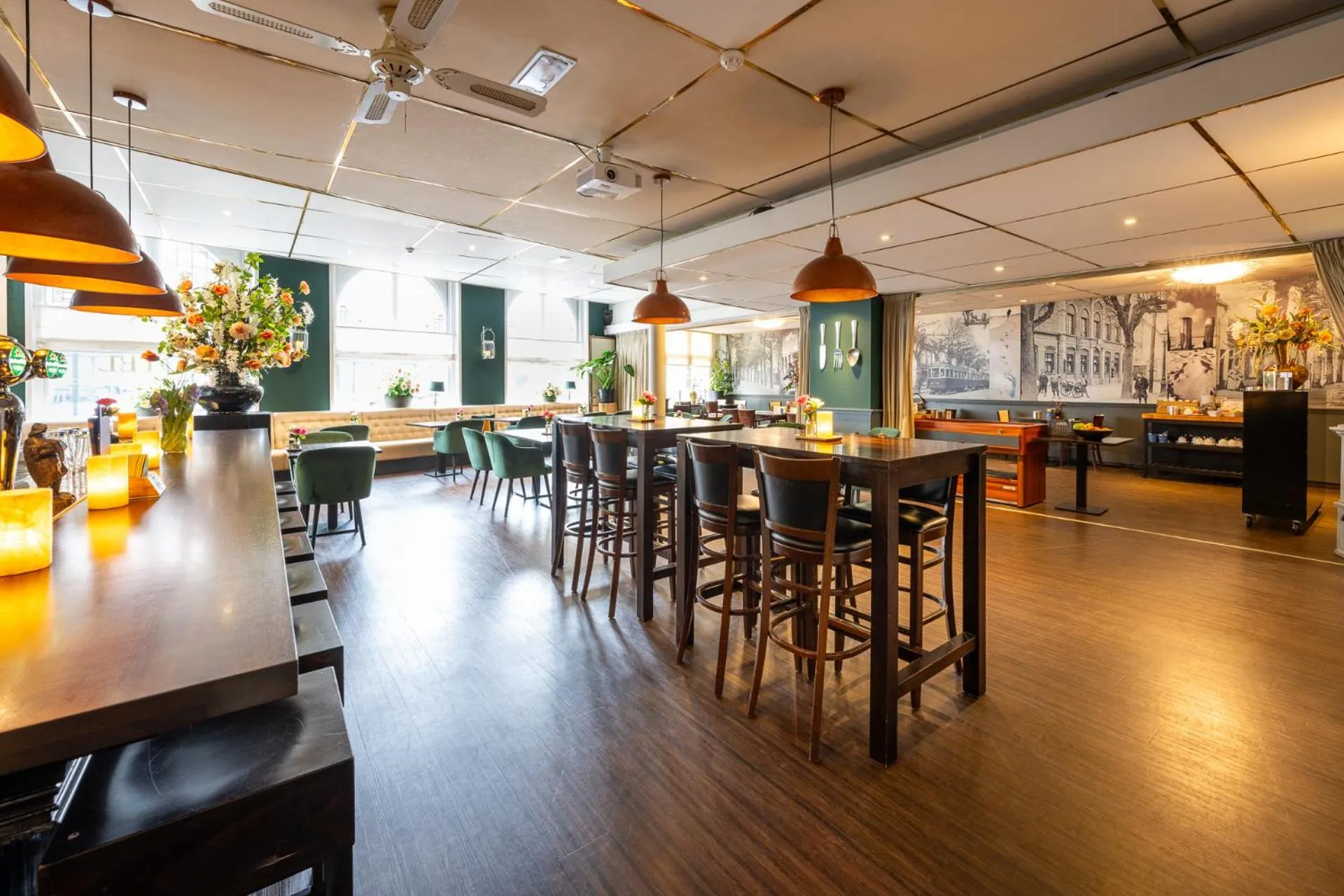 Restaurant/places to eat in Hotel Royal