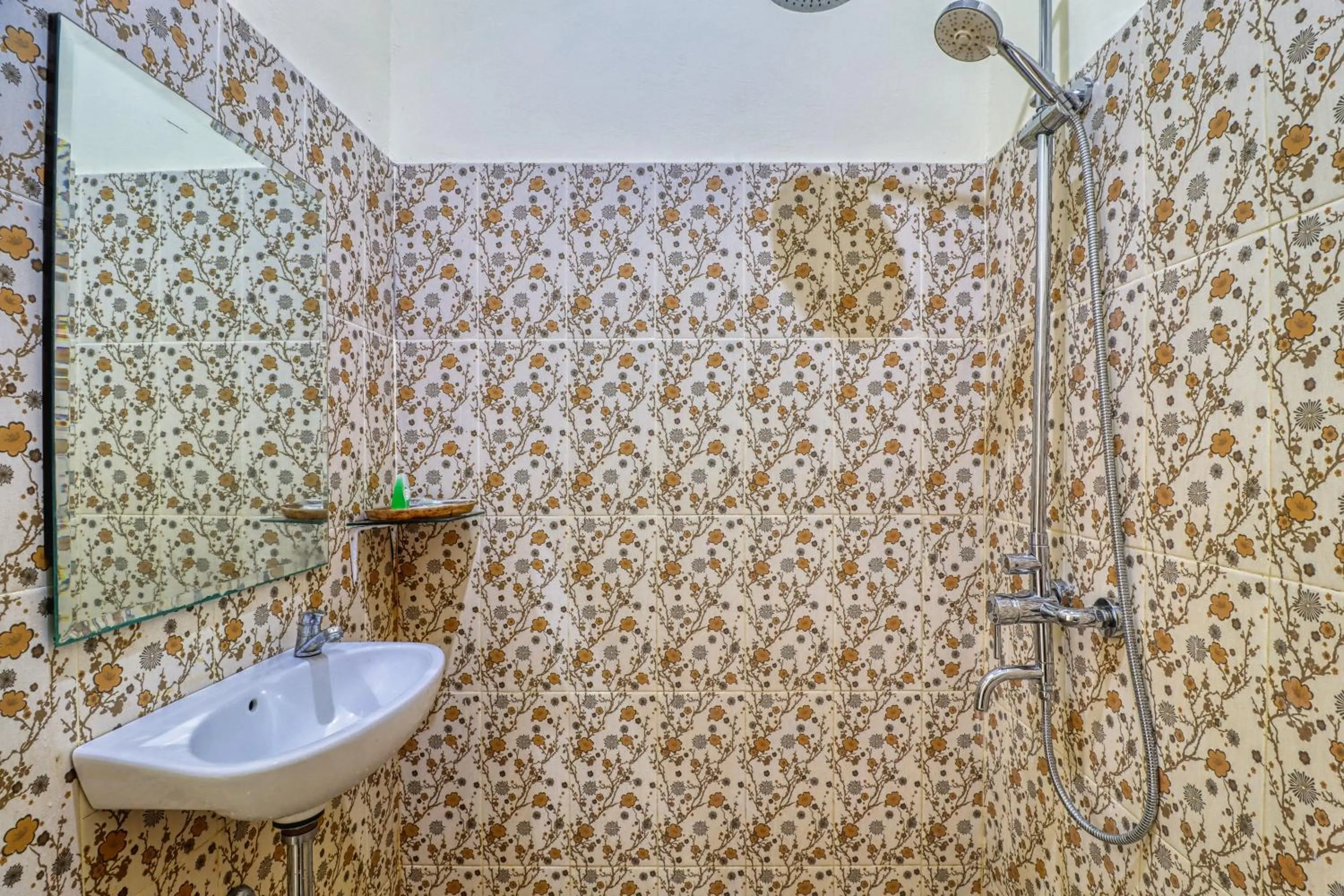 Shower in Nibugi Guest House