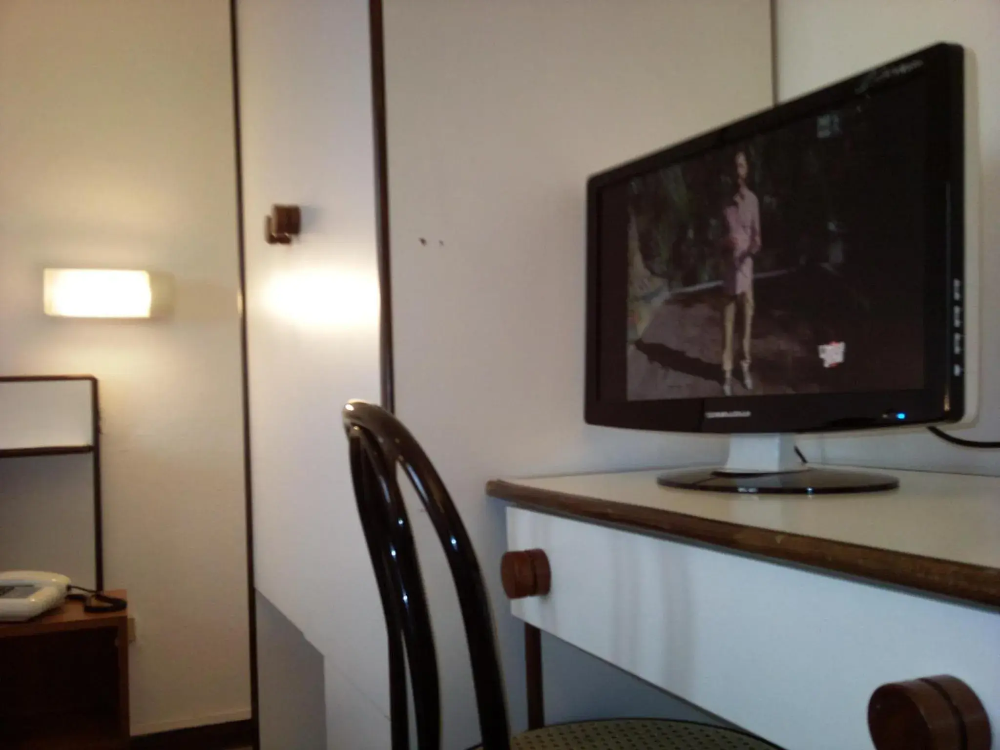 TV and multimedia, TV/Entertainment Center in Hotel Bristol