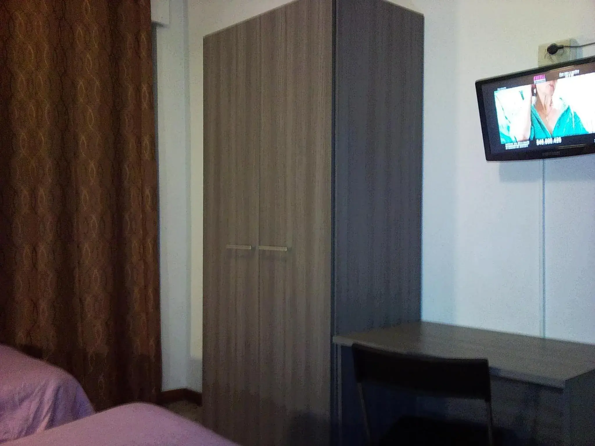 TV and multimedia, TV/Entertainment Center in Hotel Bristol