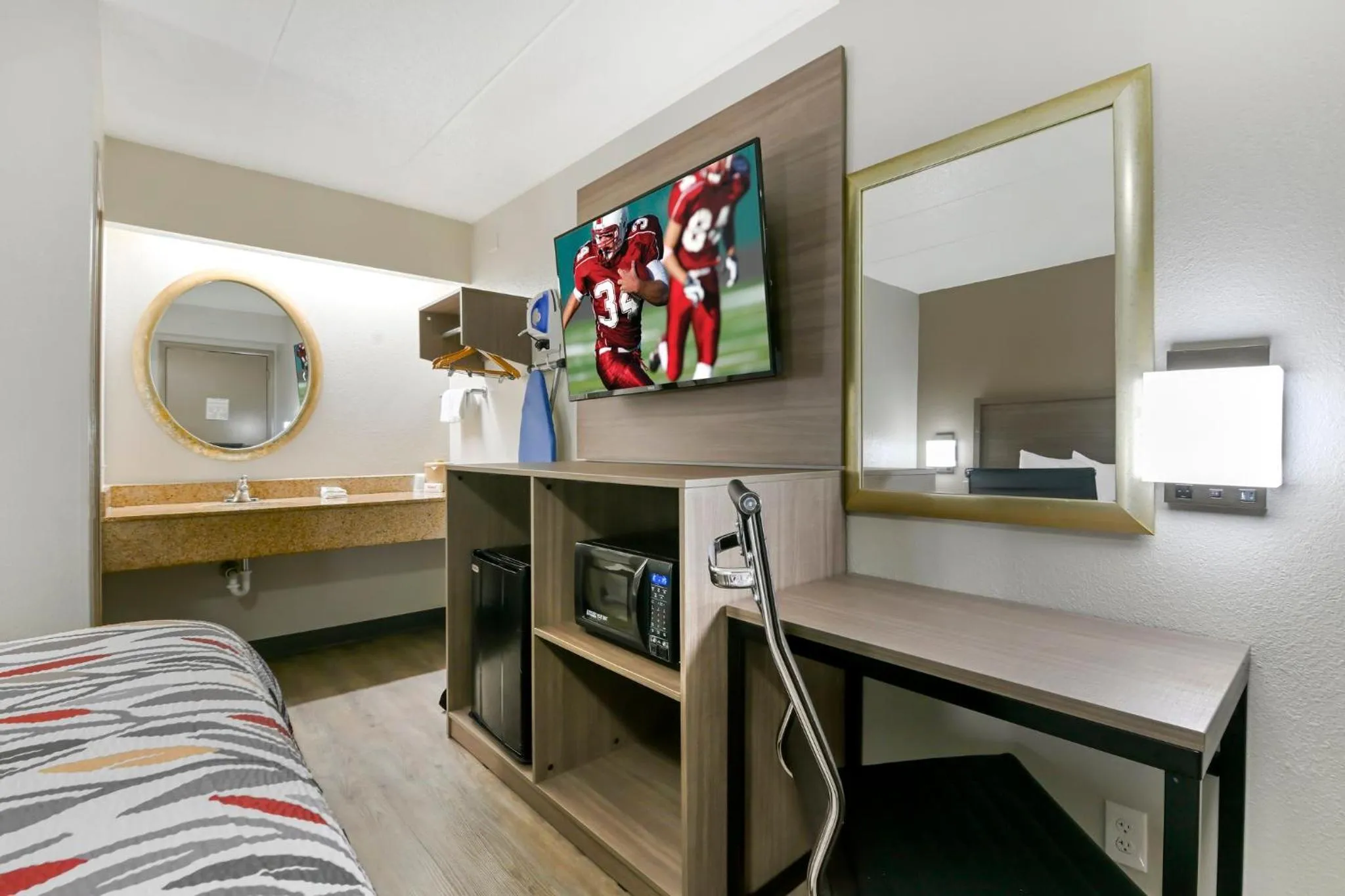 Photo of the whole room, Bed in Red Roof Inn Washington DC - Laurel