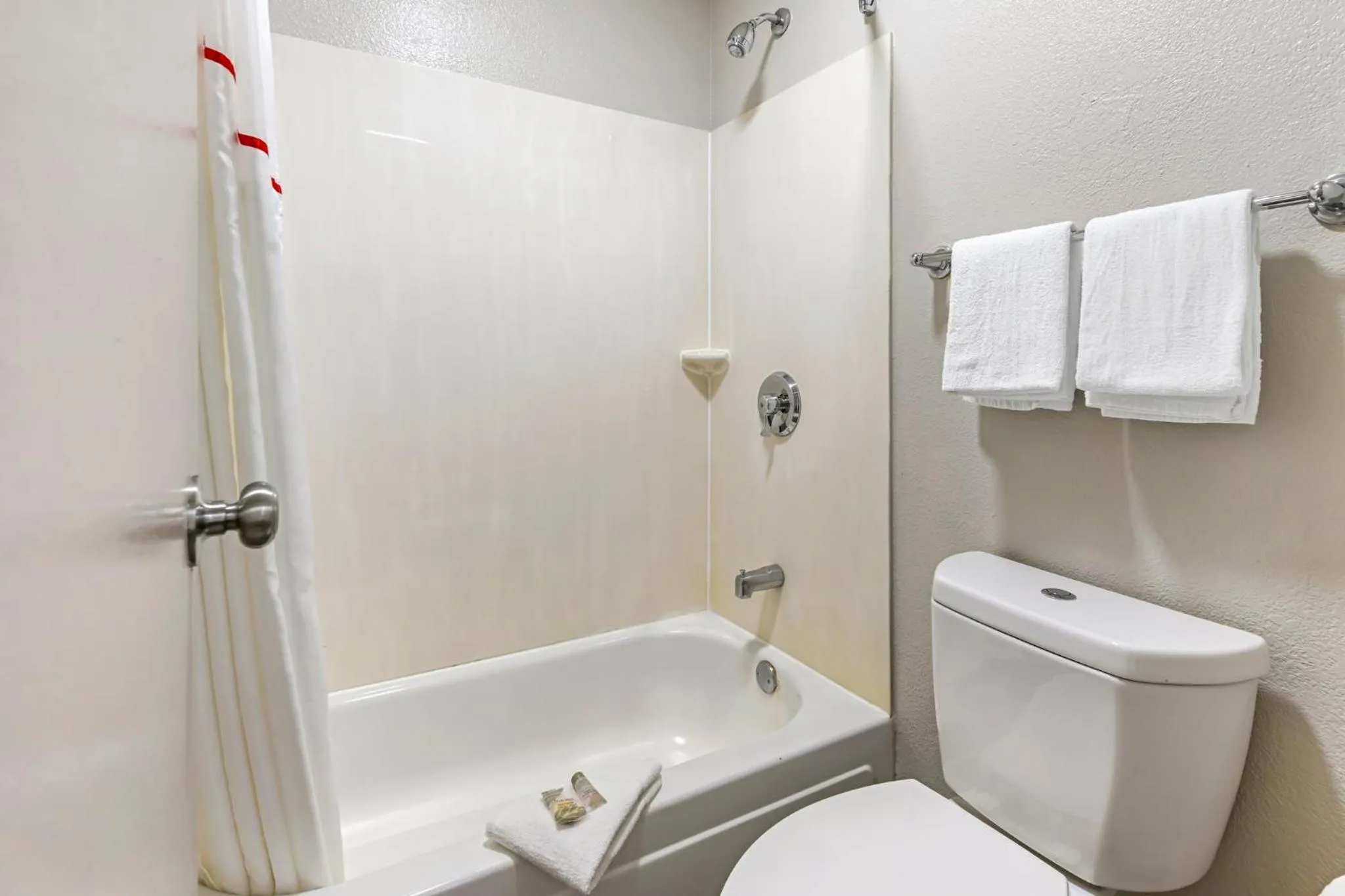 Bathroom in Red Roof Inn Washington DC - Laurel