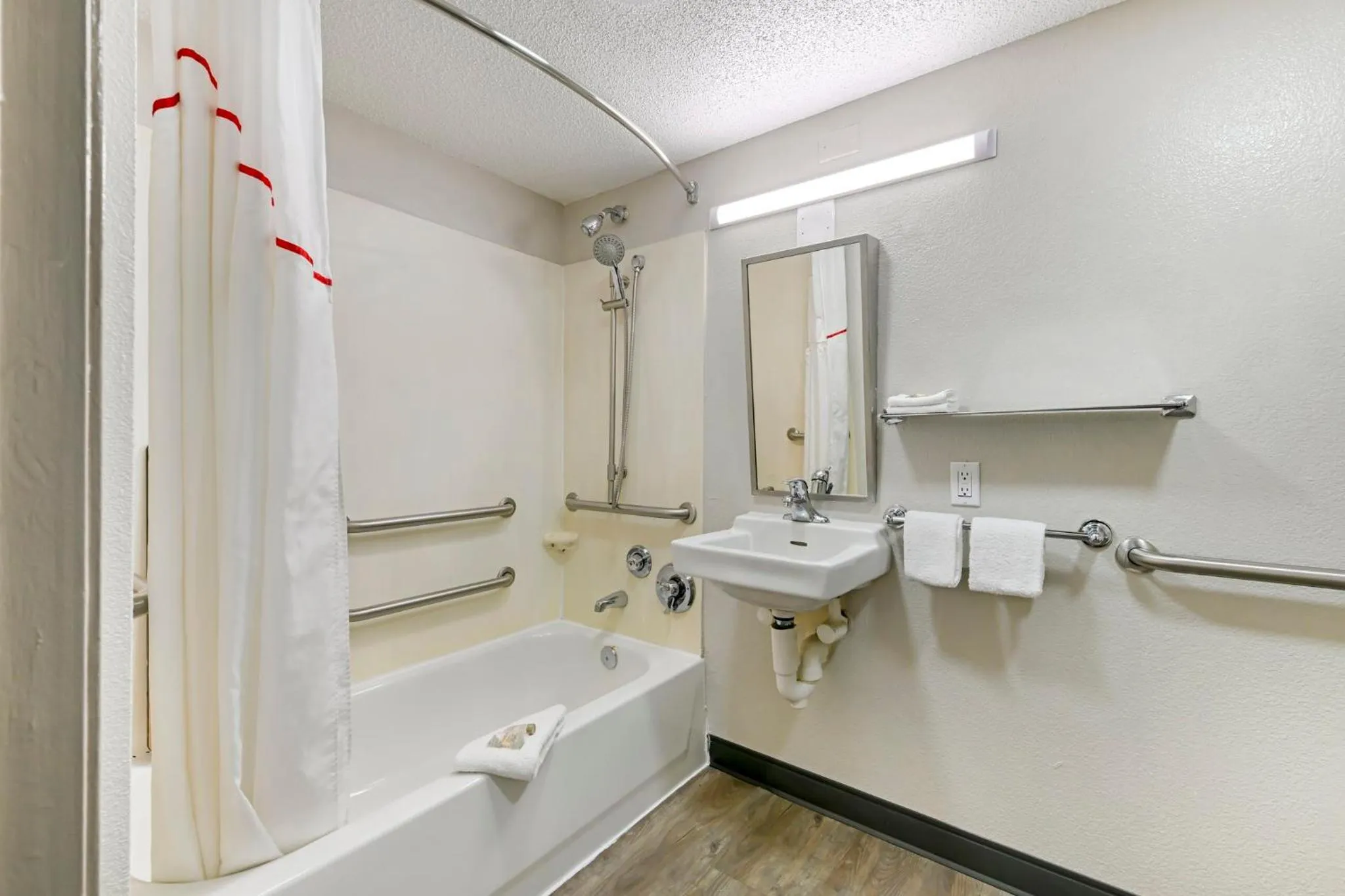 Bathroom in Red Roof Inn Washington DC - Laurel