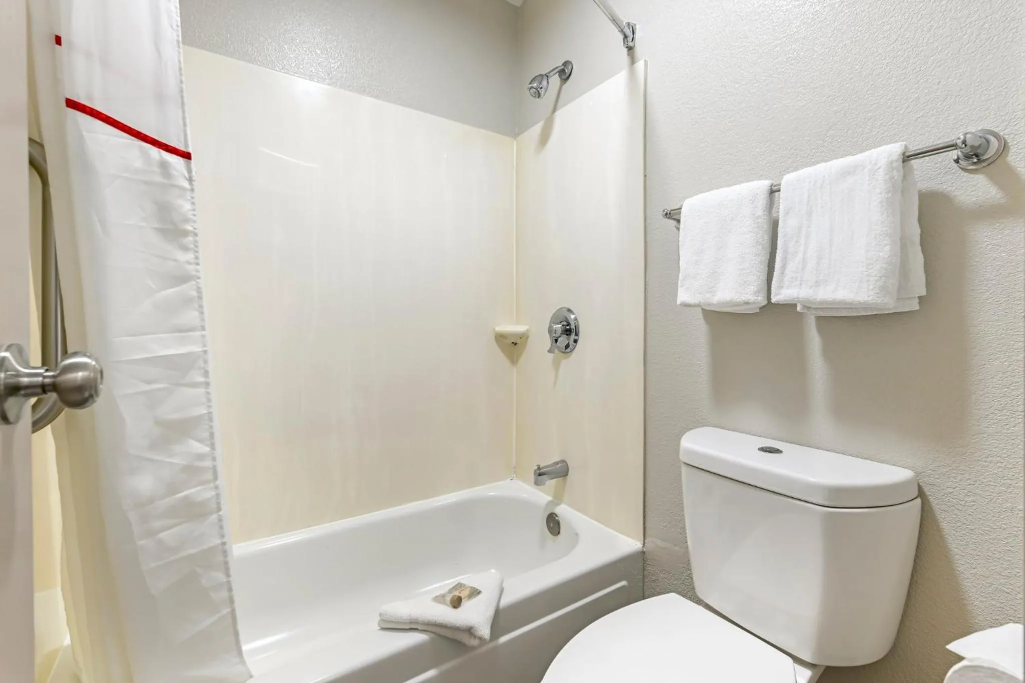 Bathroom in Red Roof Inn Washington DC - Laurel