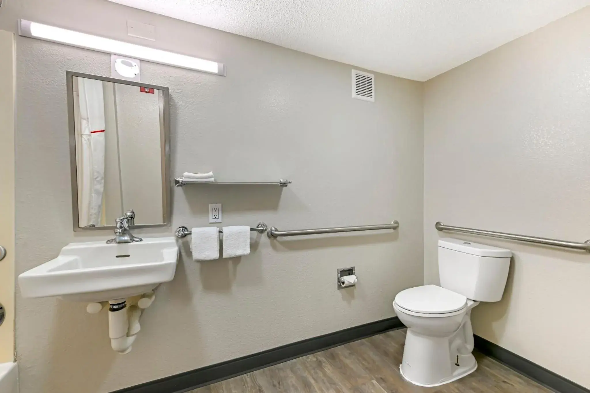 Bathroom in Red Roof Inn Washington DC - Laurel Bathroom in Red Roof Inn Washington DC - Laurel