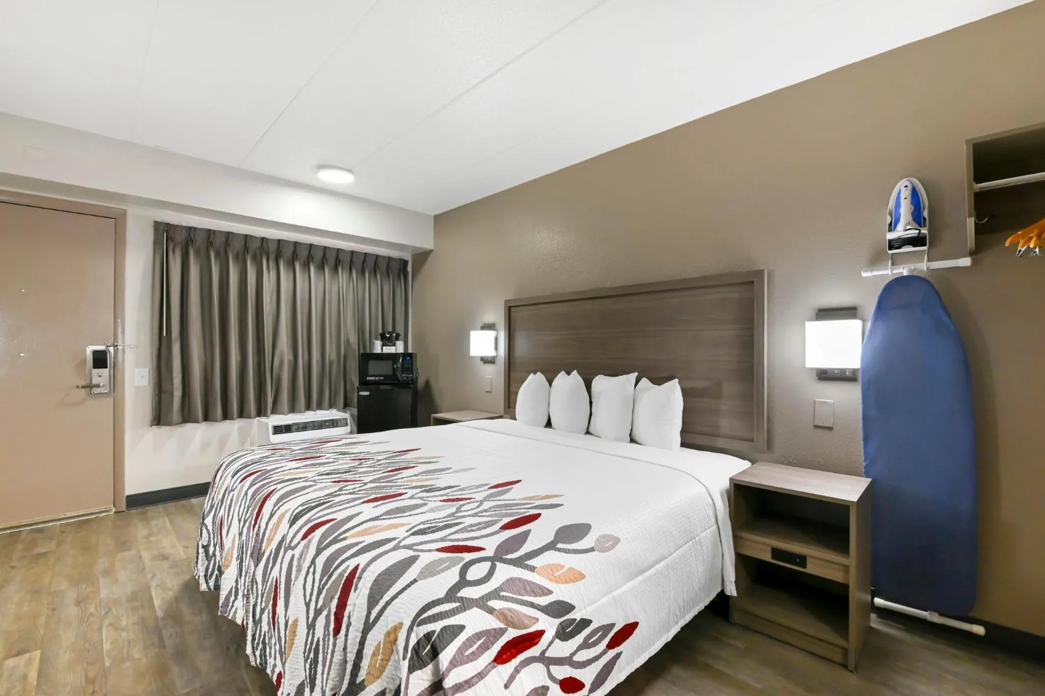 Property building, Bed in Red Roof Inn Washington DC - Laurel