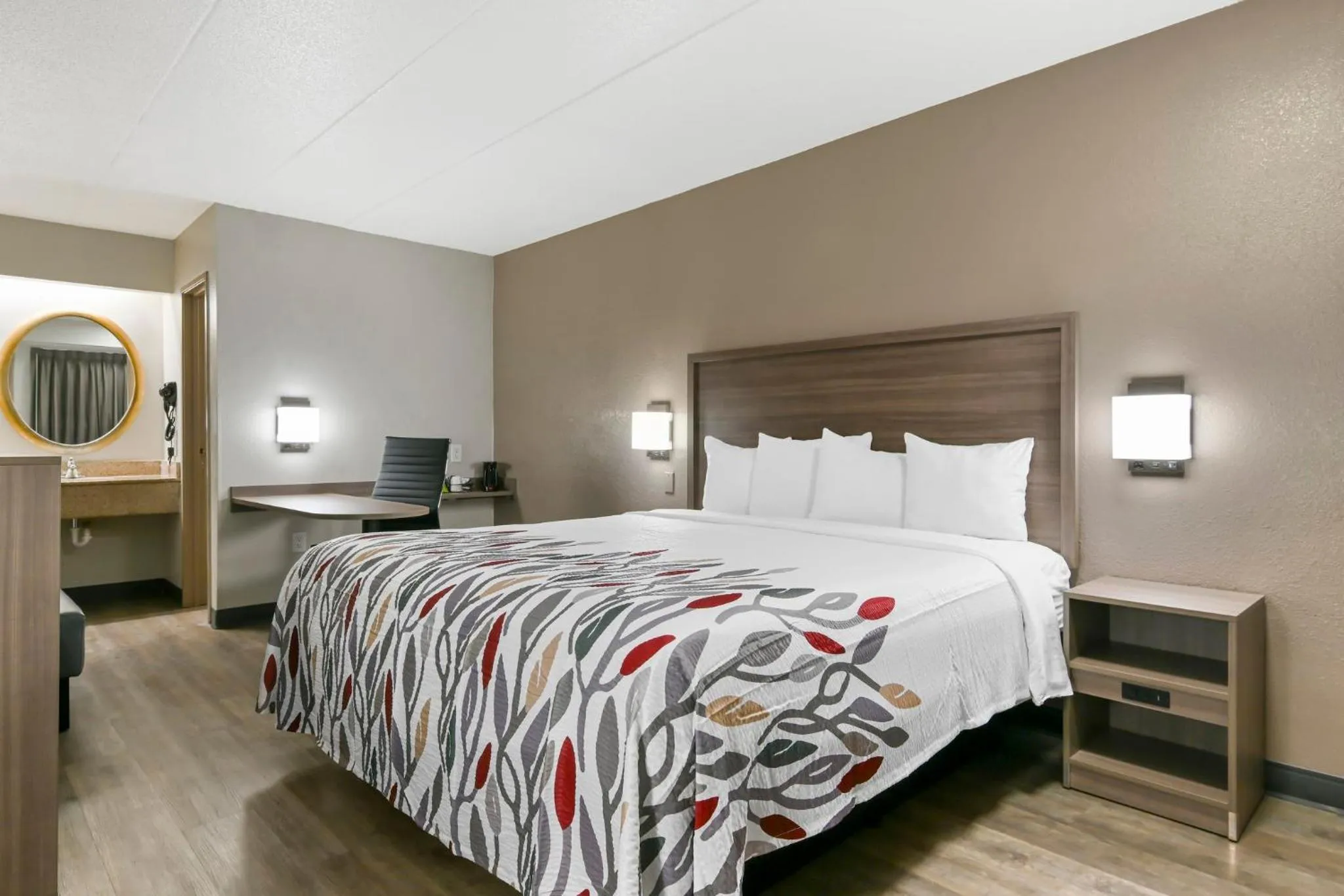 Photo of the whole room, Bed in Red Roof Inn Washington DC - Laurel