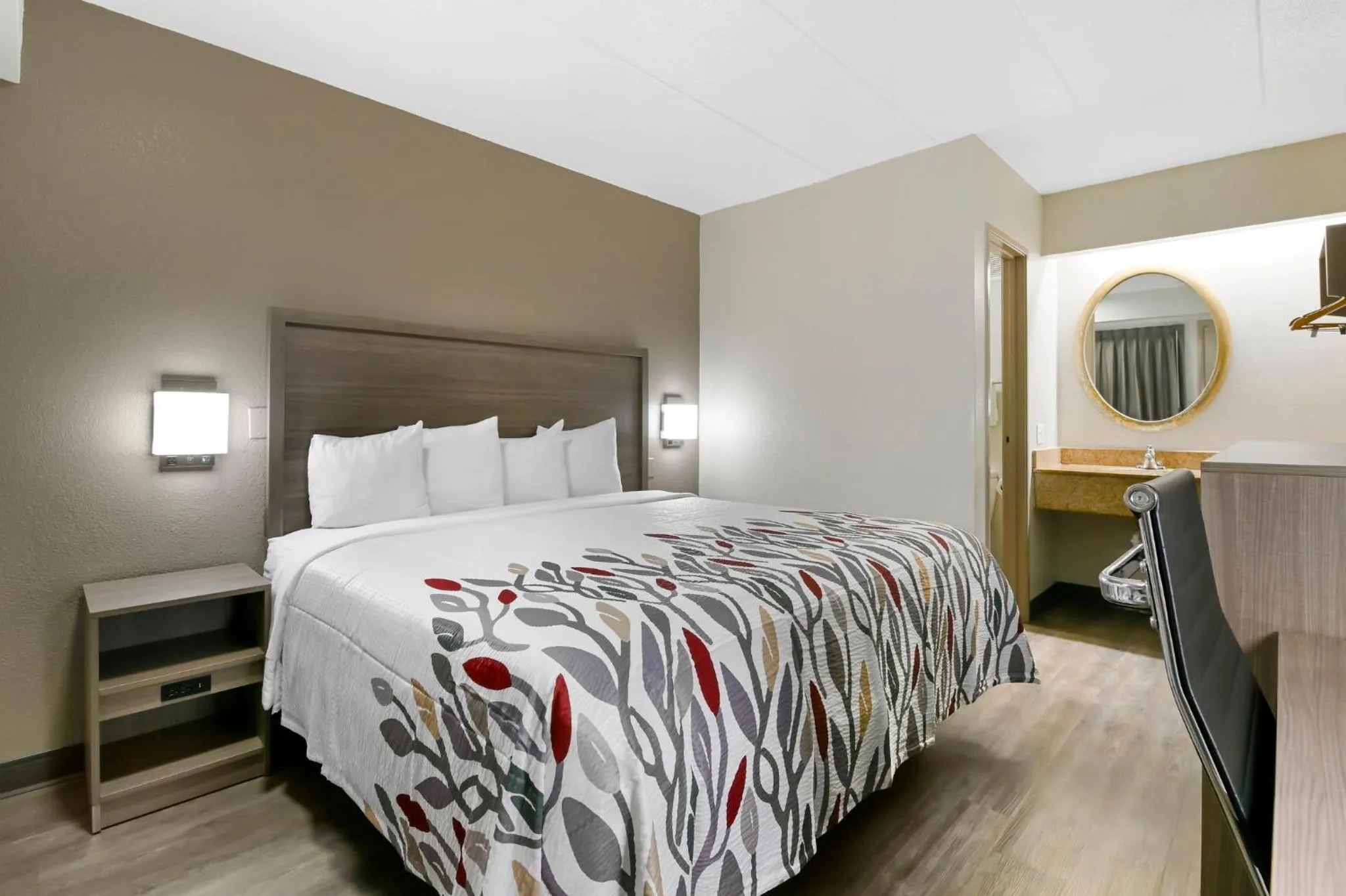 Photo of the whole room, Bed in Red Roof Inn Washington DC - Laurel