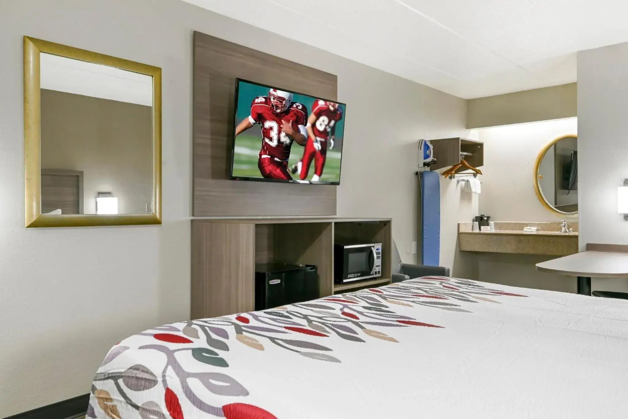 Photo of the whole room, Bed in Red Roof Inn Washington DC - Laurel Photo of the whole room, Bed in Red Roof Inn Washington DC - Laurel