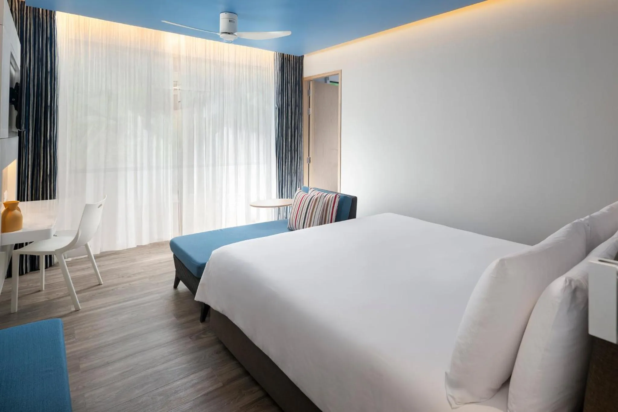 Photo of the whole room, Bed in OZO Phuket