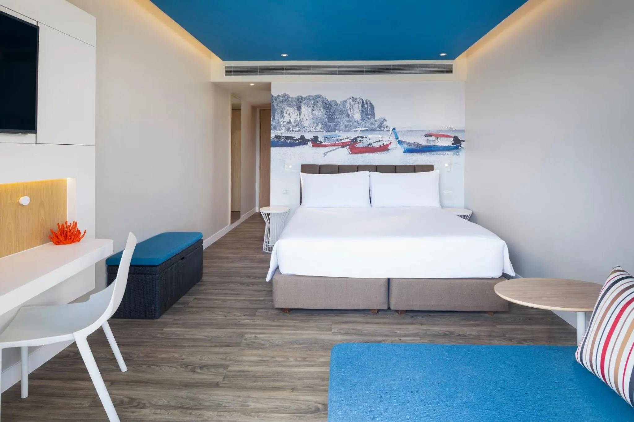 Photo of the whole room, Bed in OZO Phuket