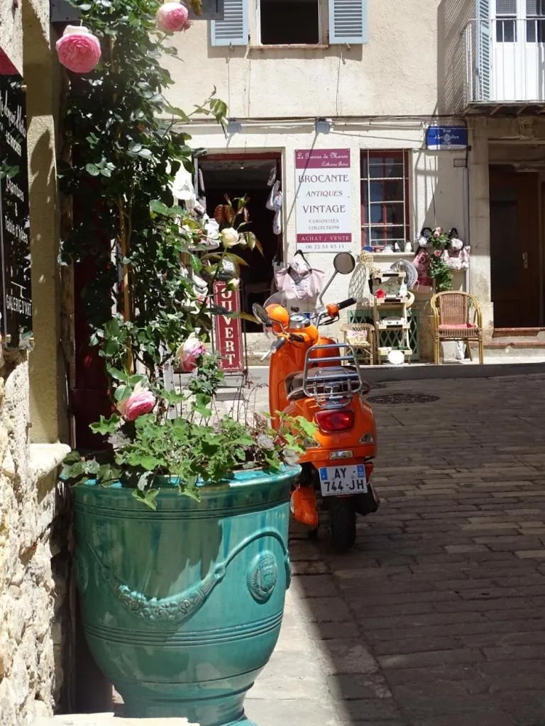 Property building in Demeure d'hôtes Le Rocher