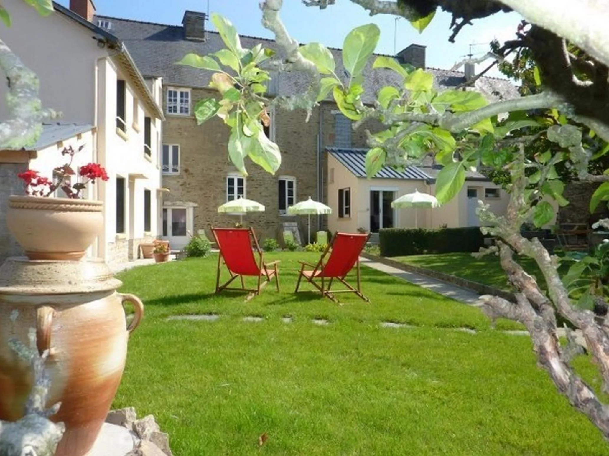 Garden in Maison d'Hôtes Les Belles de Mai