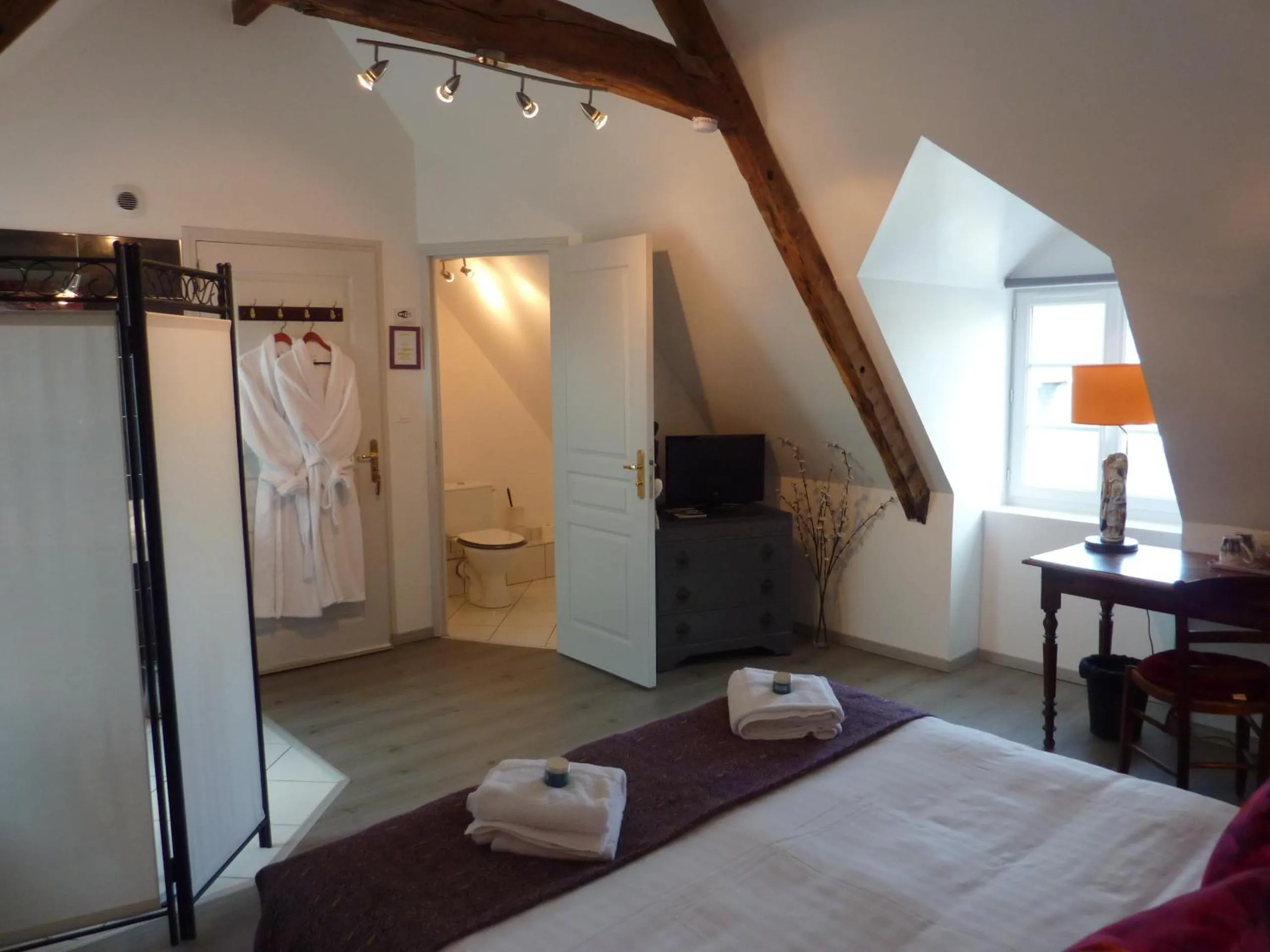 Bedroom in Maison d'Hôtes Les Belles de Mai