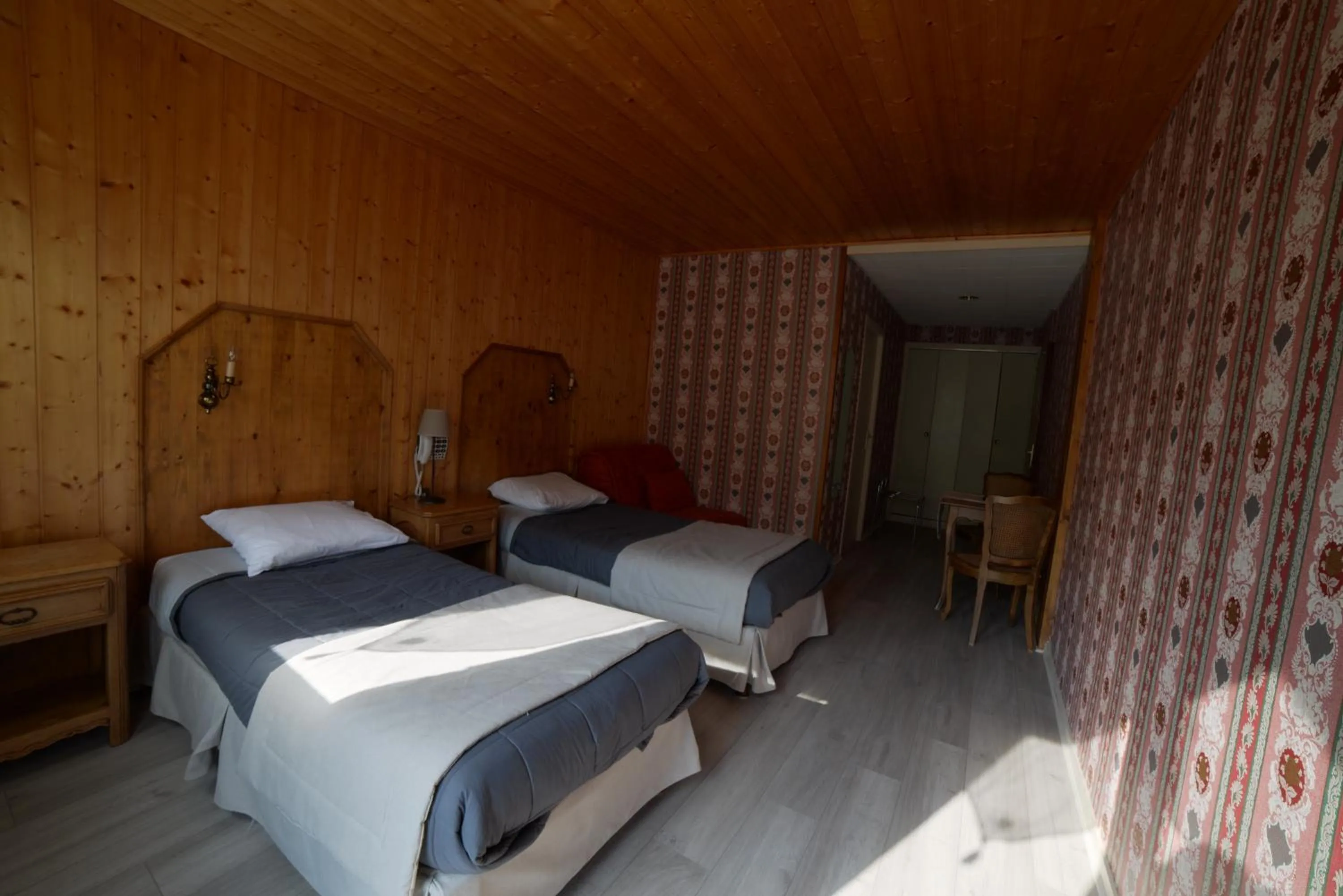 Photo of the whole room, Bed in La Cascade