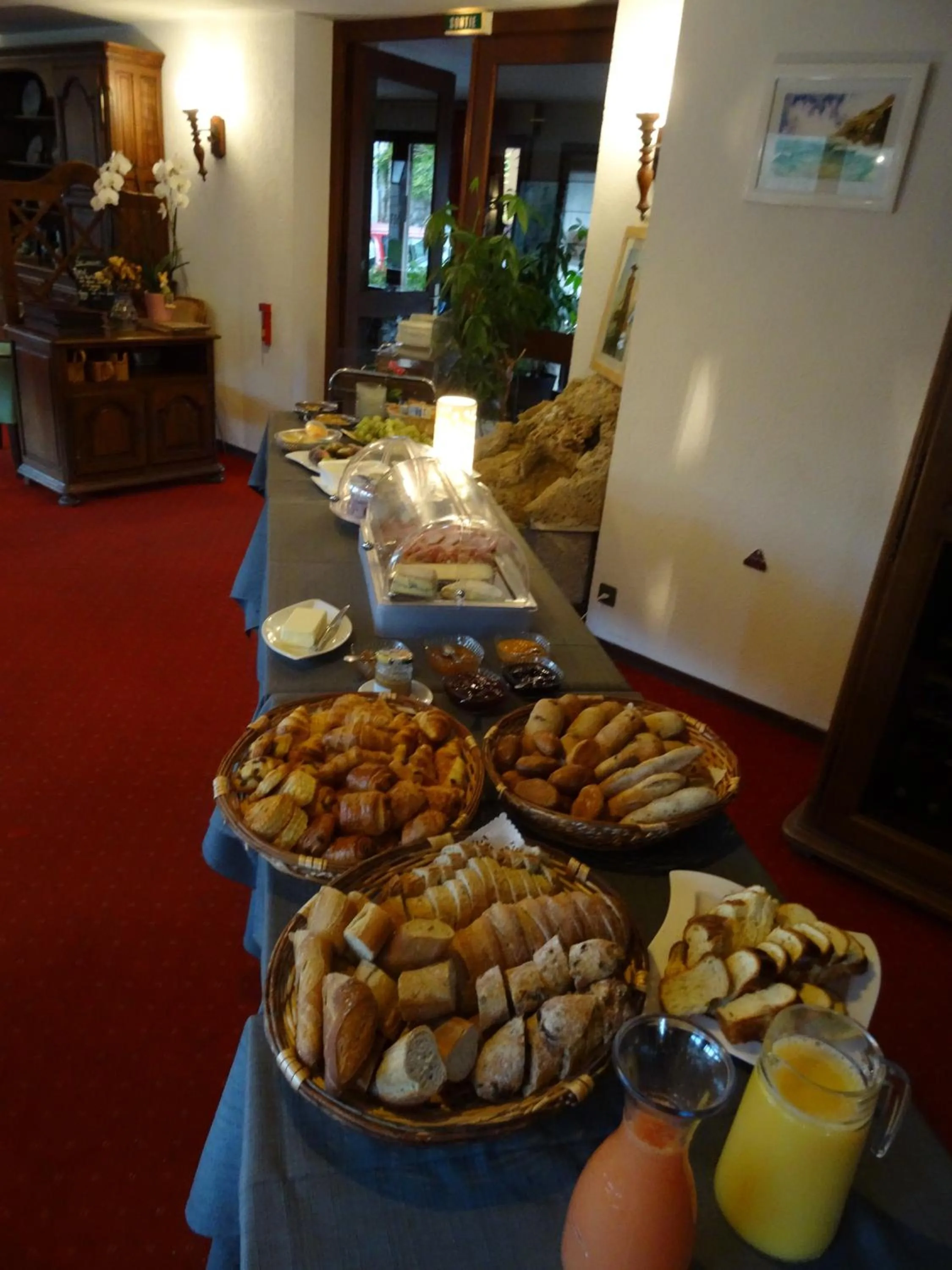 Buffet breakfast in La Cascade