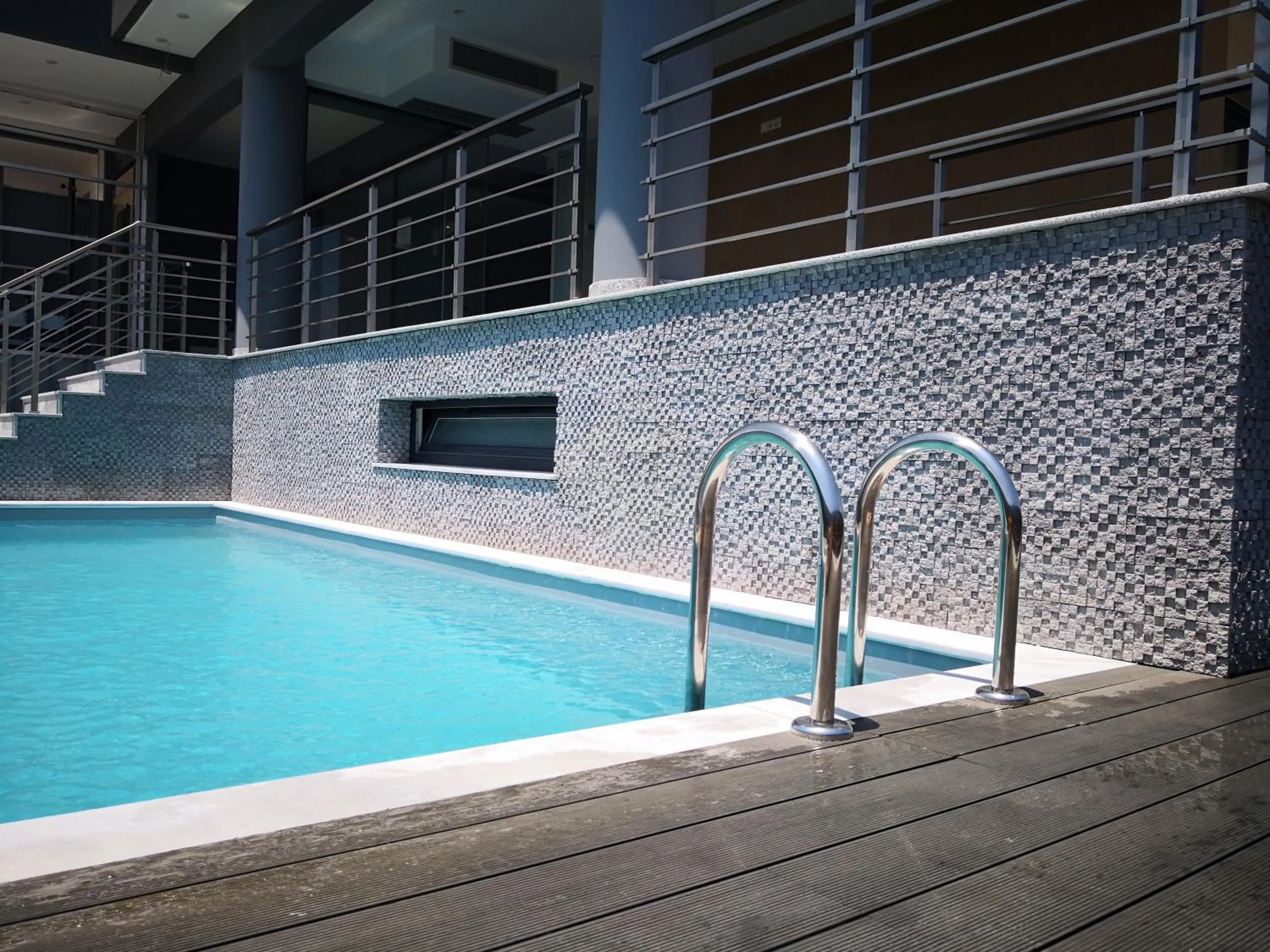 Property building in Peloton Inn