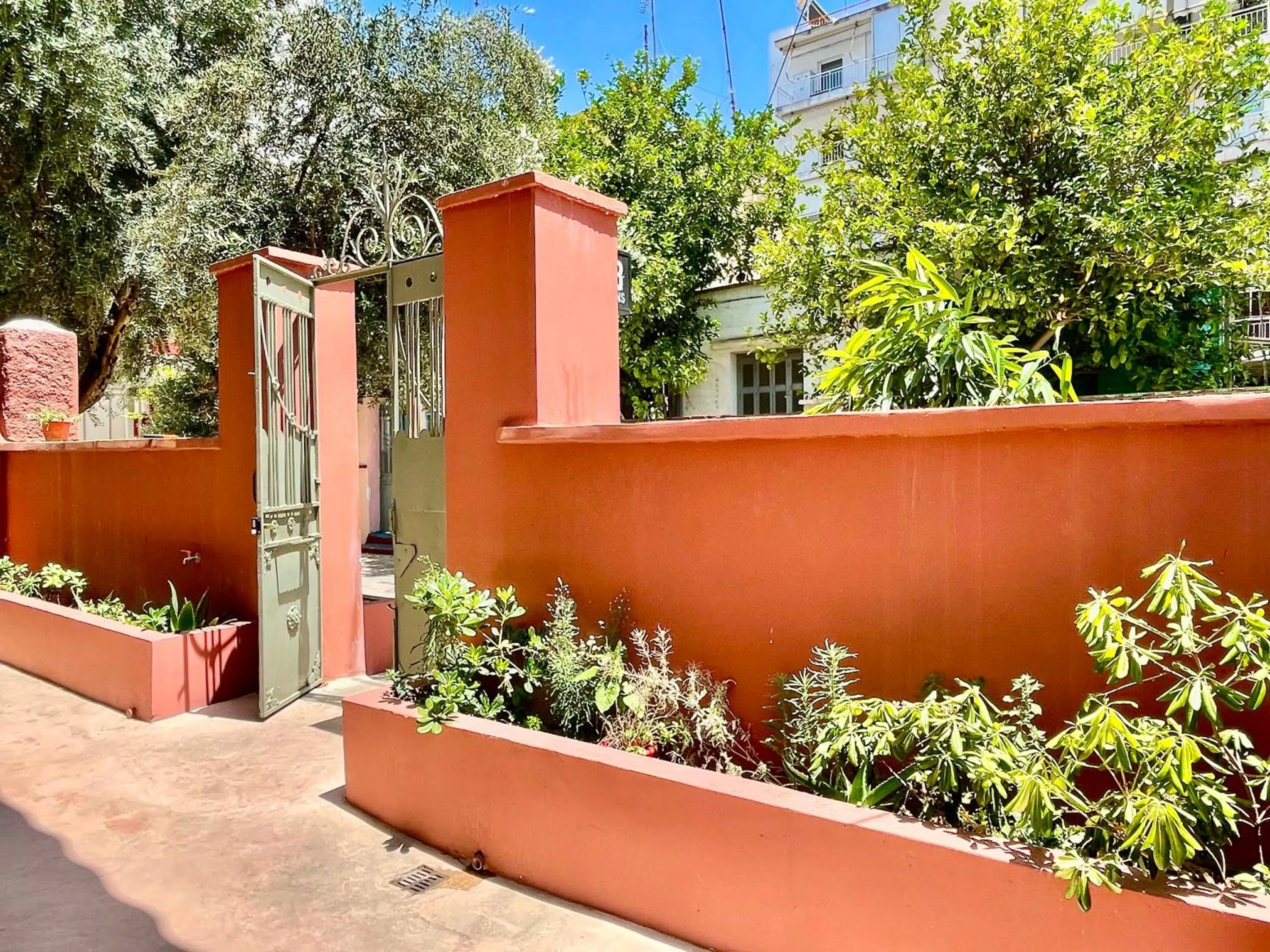 Facade/entrance in K8 Athens