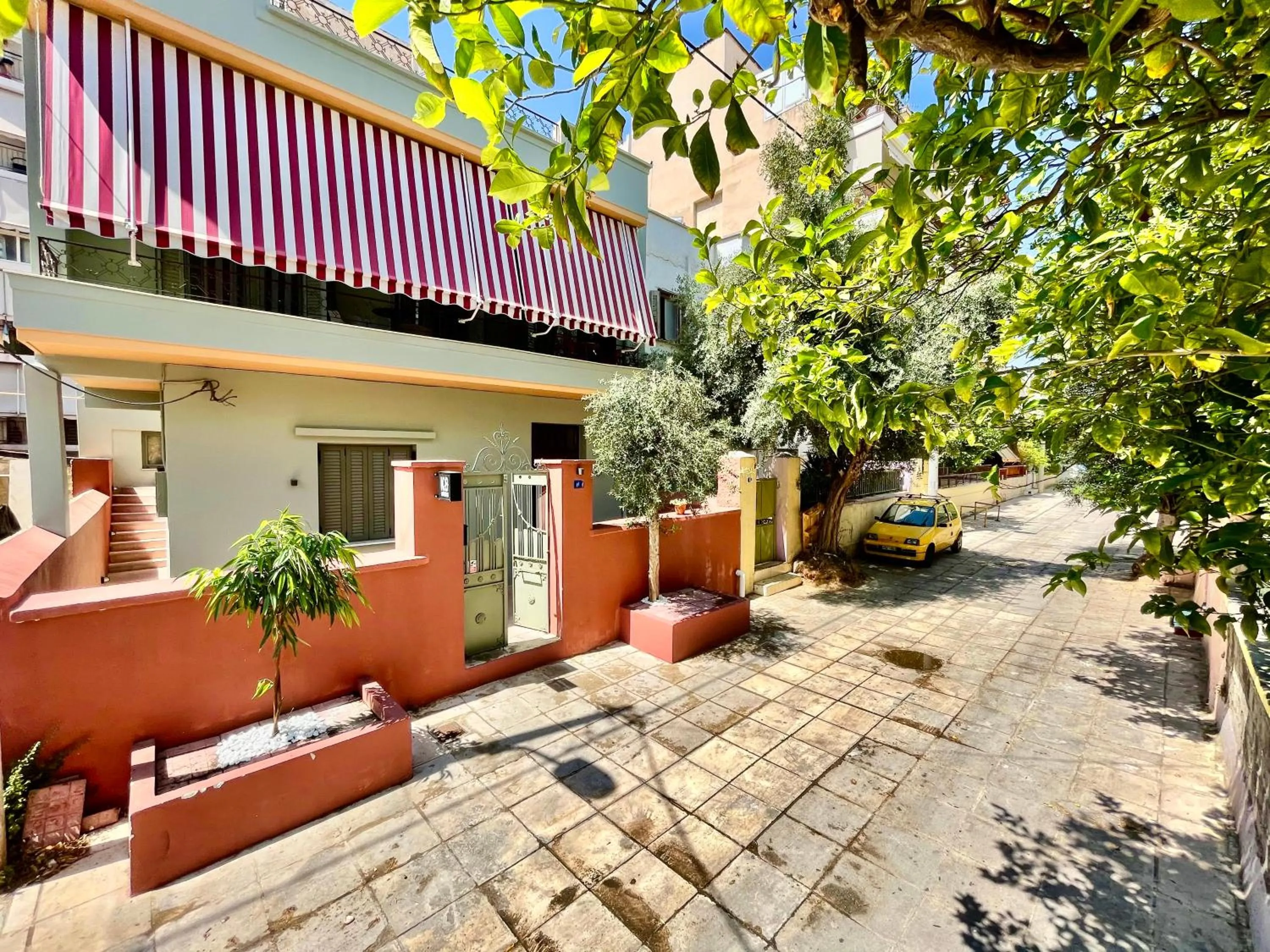 Facade/entrance in K8 Athens