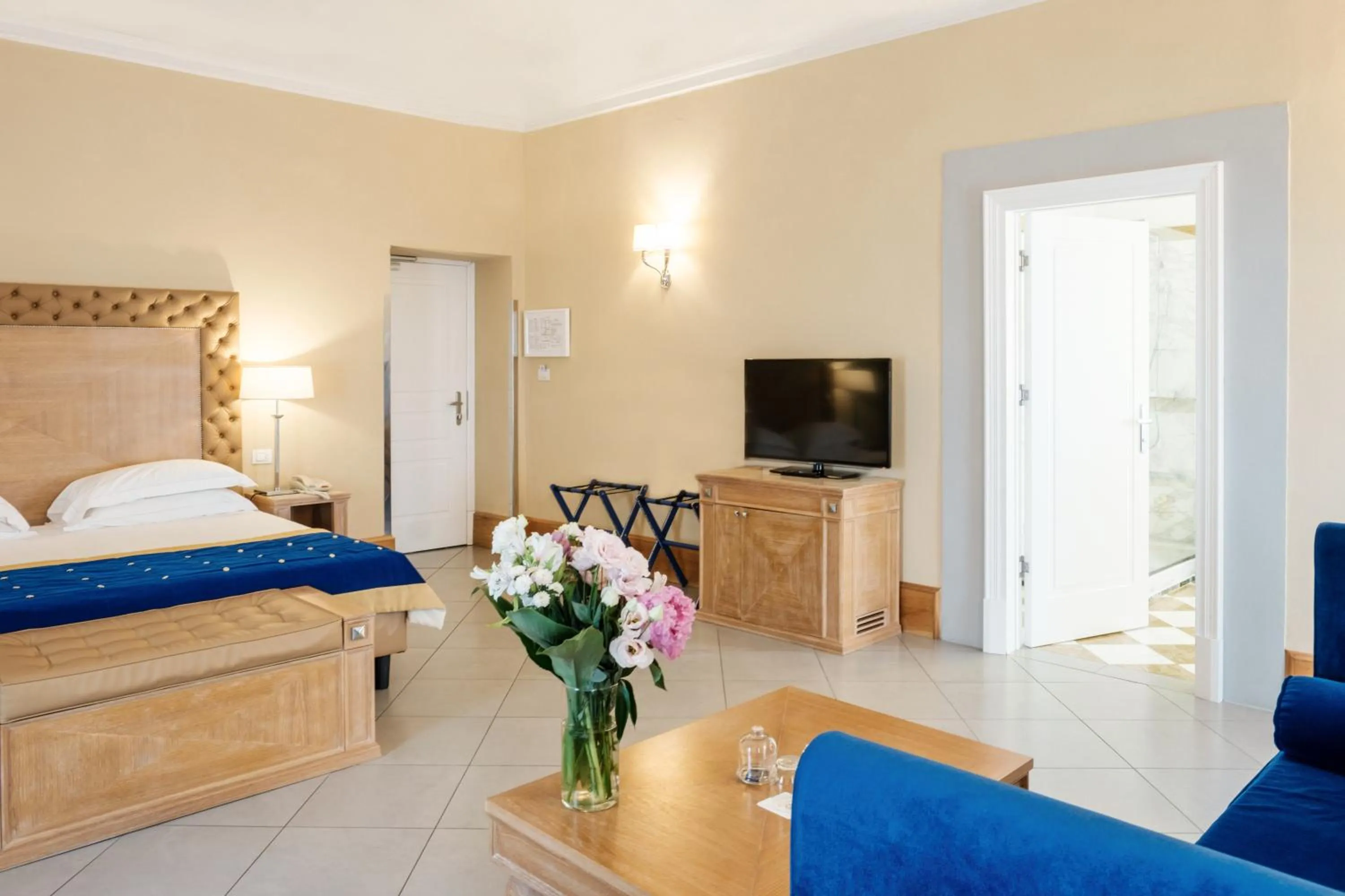 TV and multimedia, Bed in Villa Tolomei Hotel & Resort