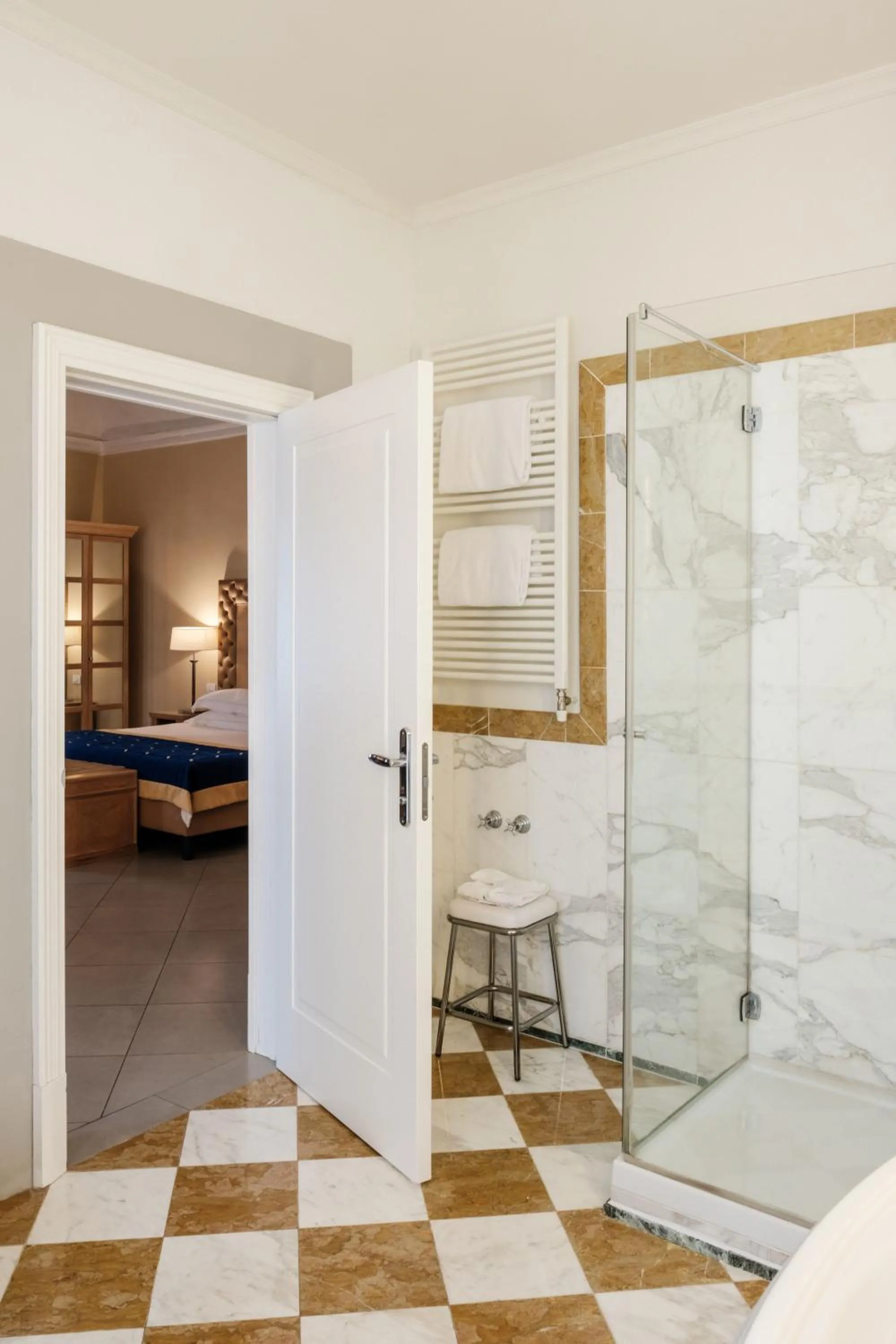 Shower, Bed in Villa Tolomei Hotel & Resort