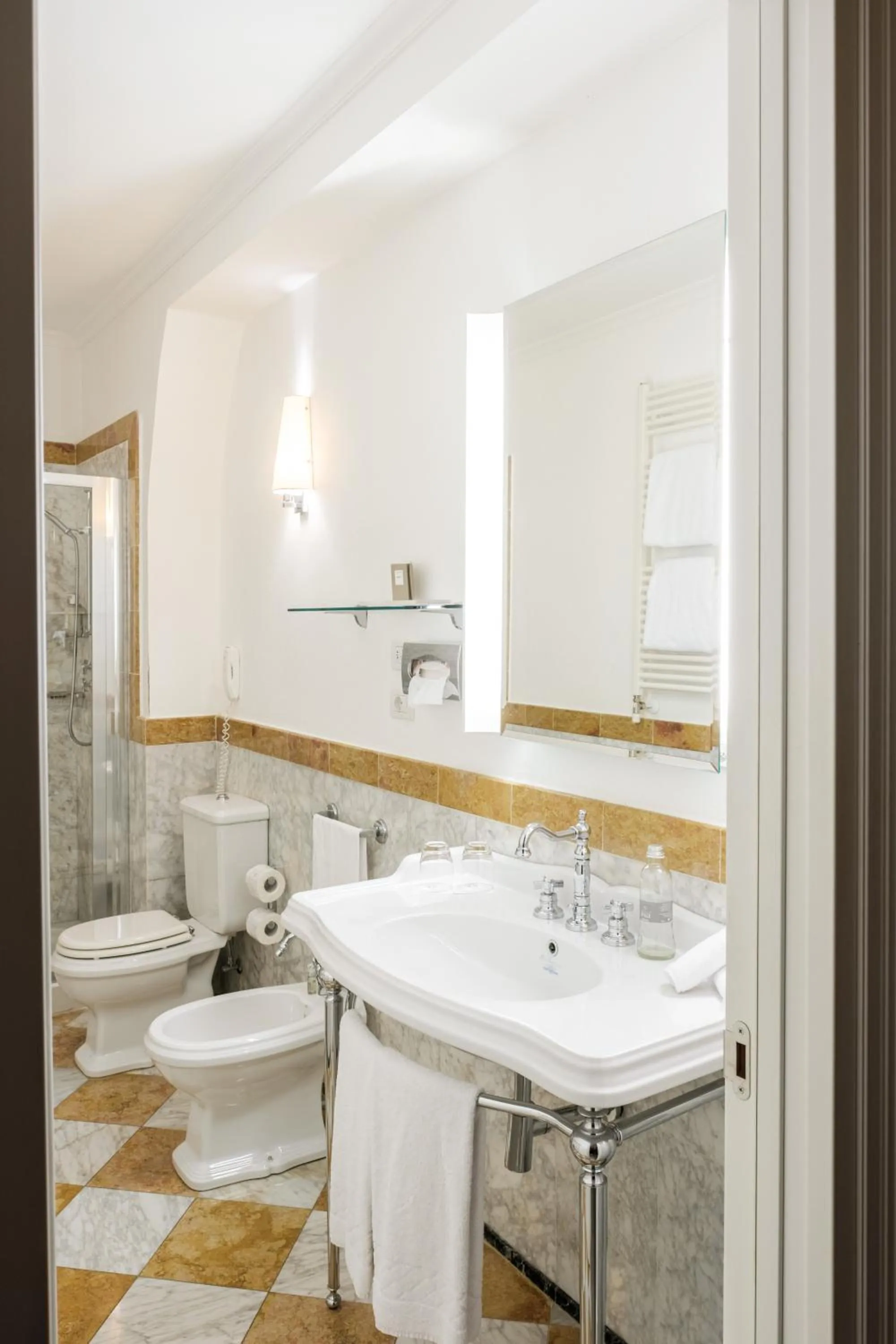 Toilet in Villa Tolomei Hotel & Resort