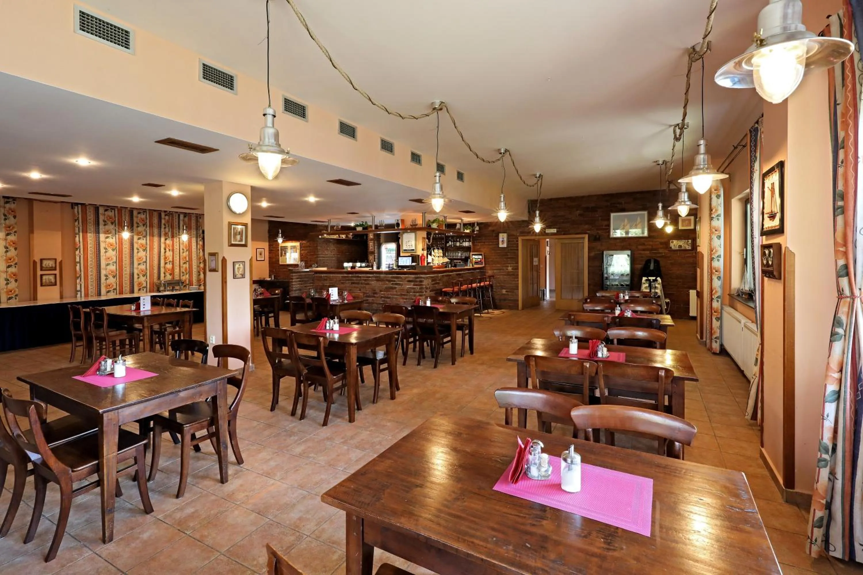 Restaurant/places to eat in Hotel Laguna Slapy