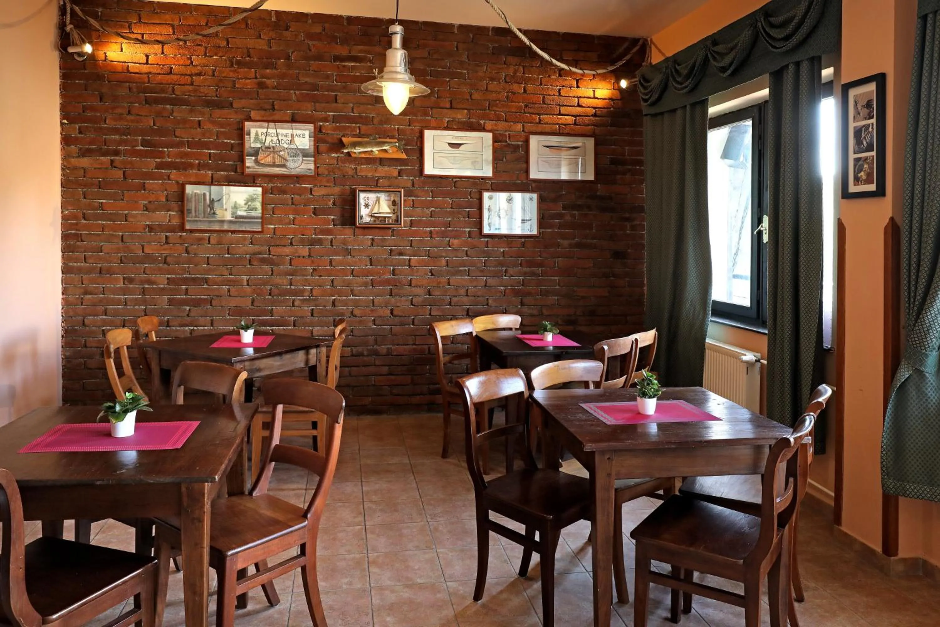 Restaurant/places to eat in Hotel Laguna Slapy