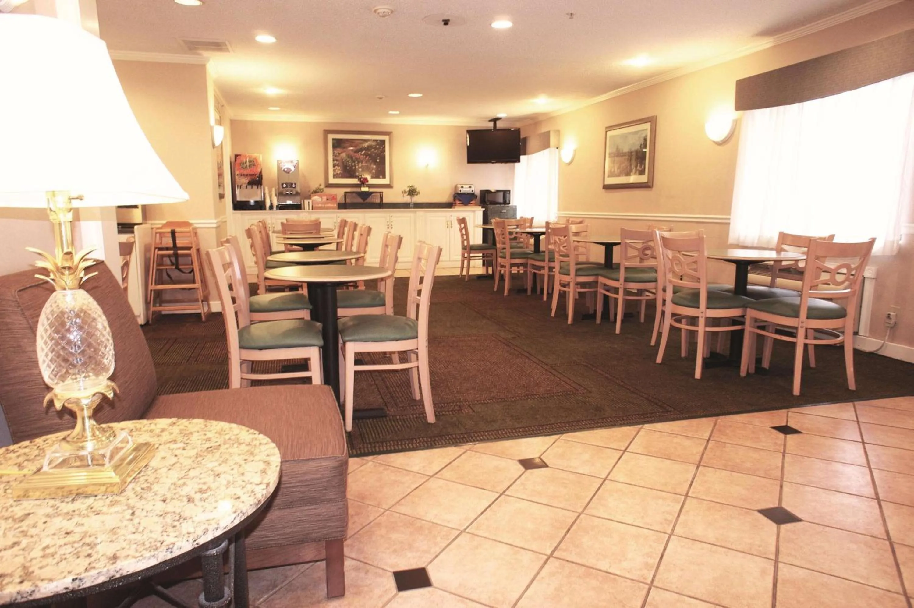 Restaurant/places to eat in La Quinta Inn by Wyndham Detroit Canton