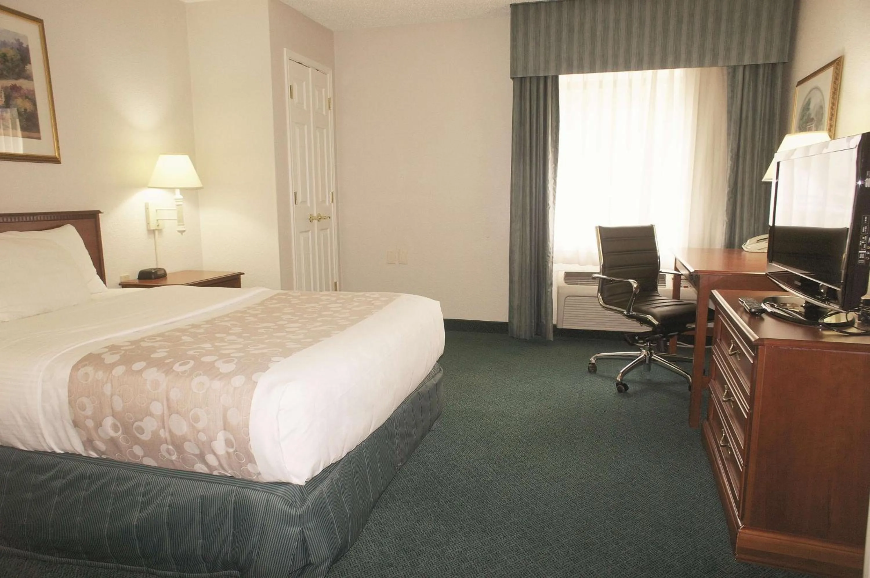 Photo of the whole room, Bed in La Quinta Inn by Wyndham Detroit Canton