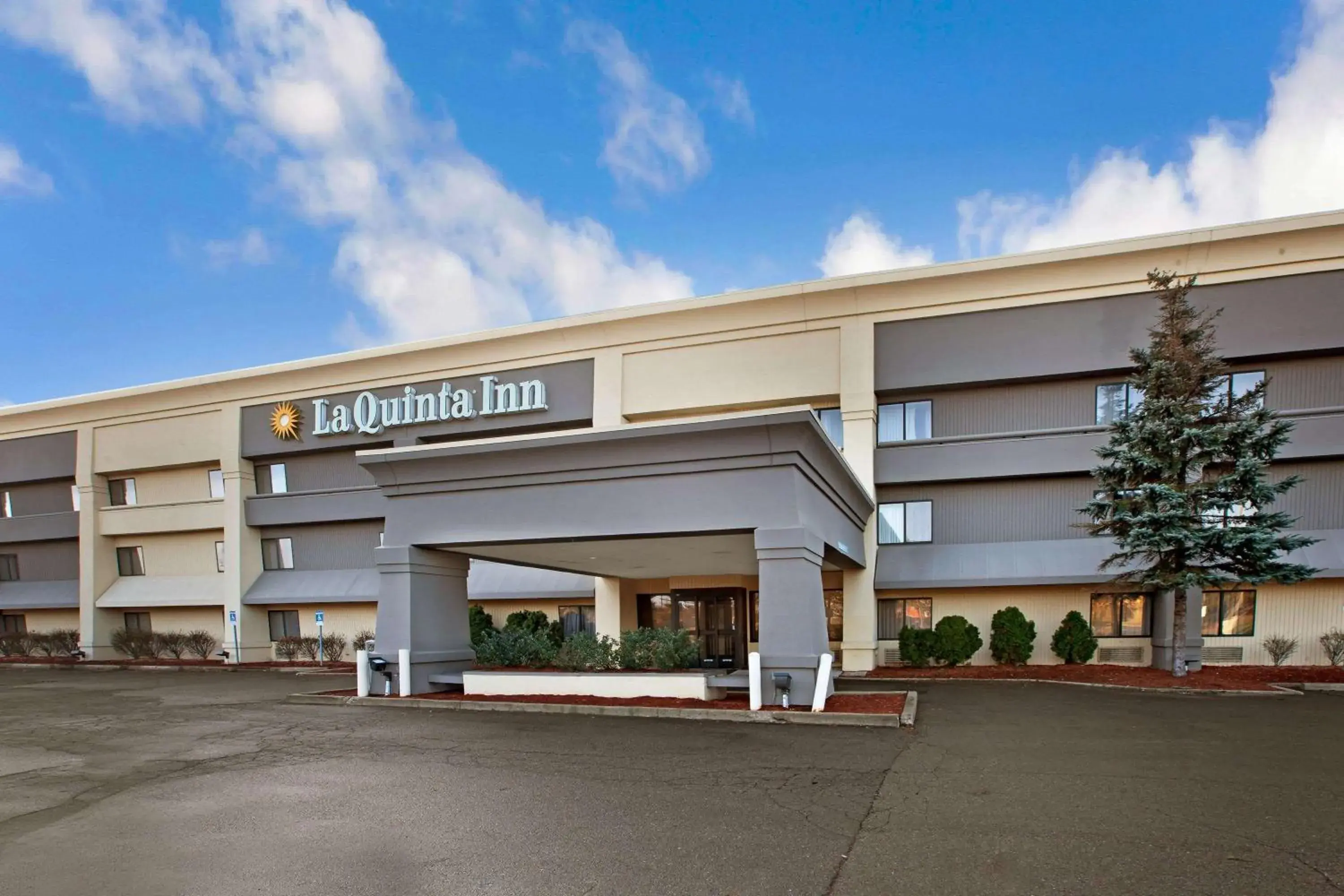 Property building in La Quinta Inn by Wyndham Detroit Canton Property building in La Quinta Inn by Wyndham Detroit Canton