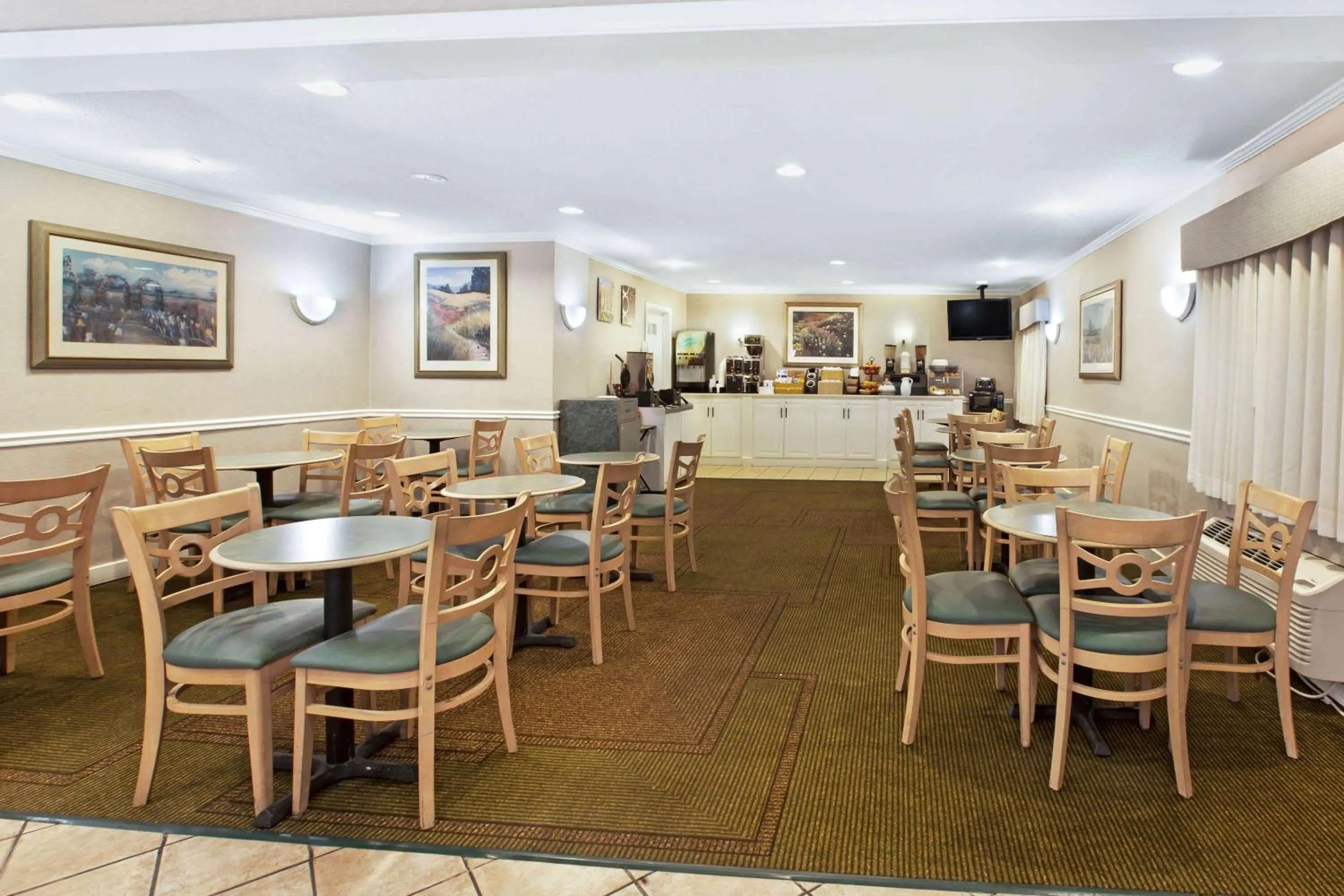 Restaurant/places to eat in La Quinta Inn by Wyndham Detroit Canton