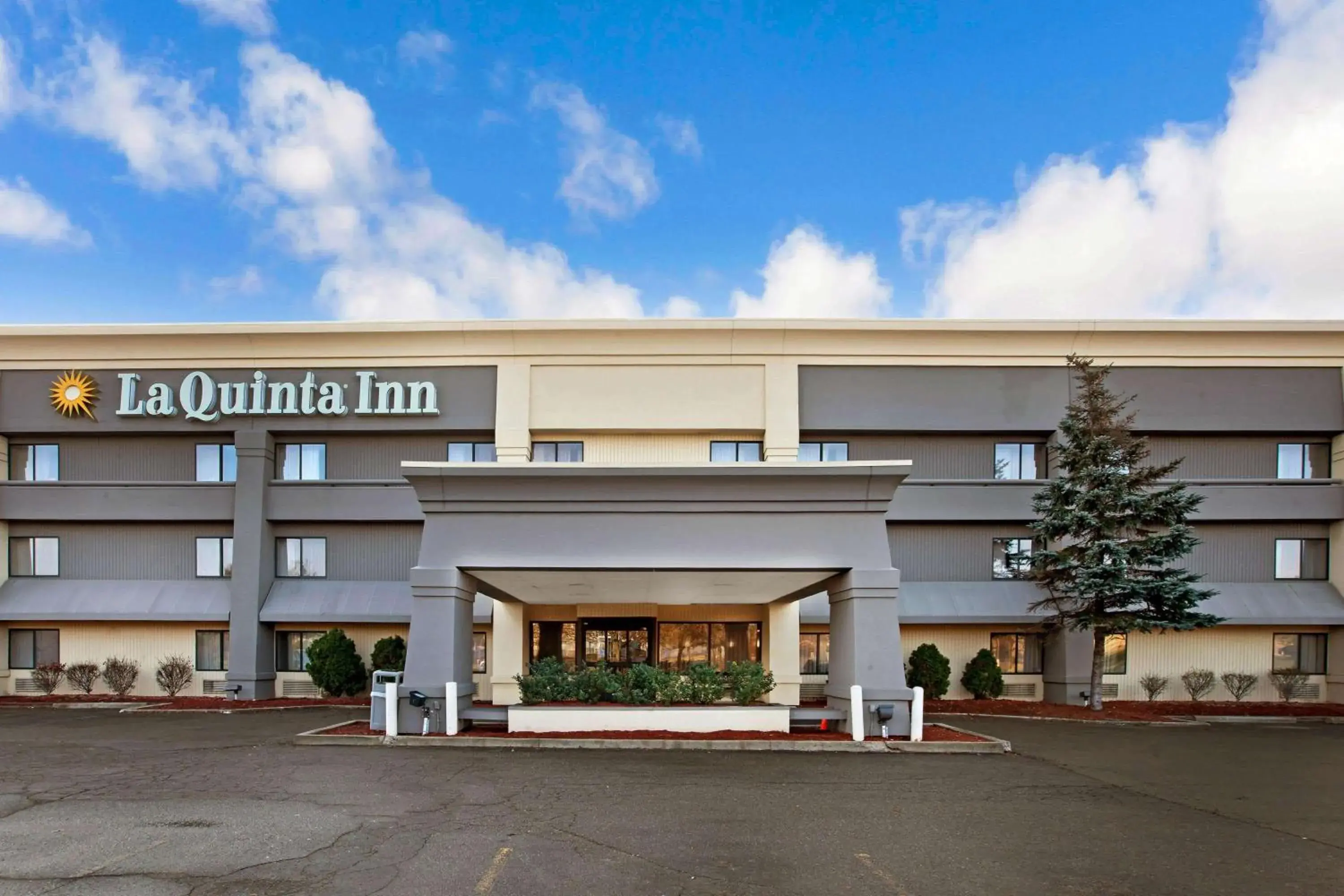 Property building in La Quinta Inn by Wyndham Detroit Canton Property building in La Quinta Inn by Wyndham Detroit Canton