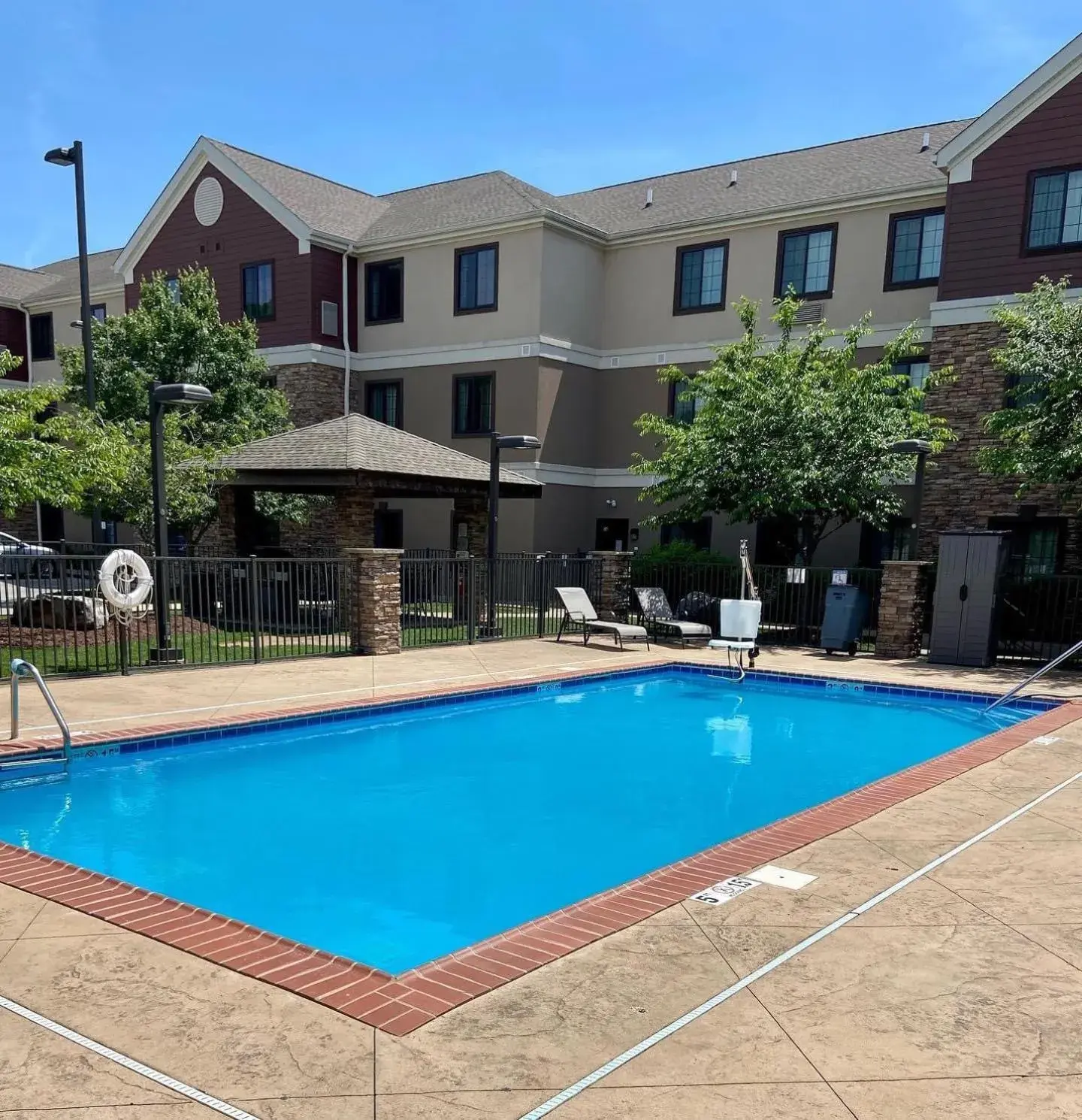Pool view in Staybridge Suites Bowling Green by IHG Pool view in Staybridge Suites Bowling Green by IHG