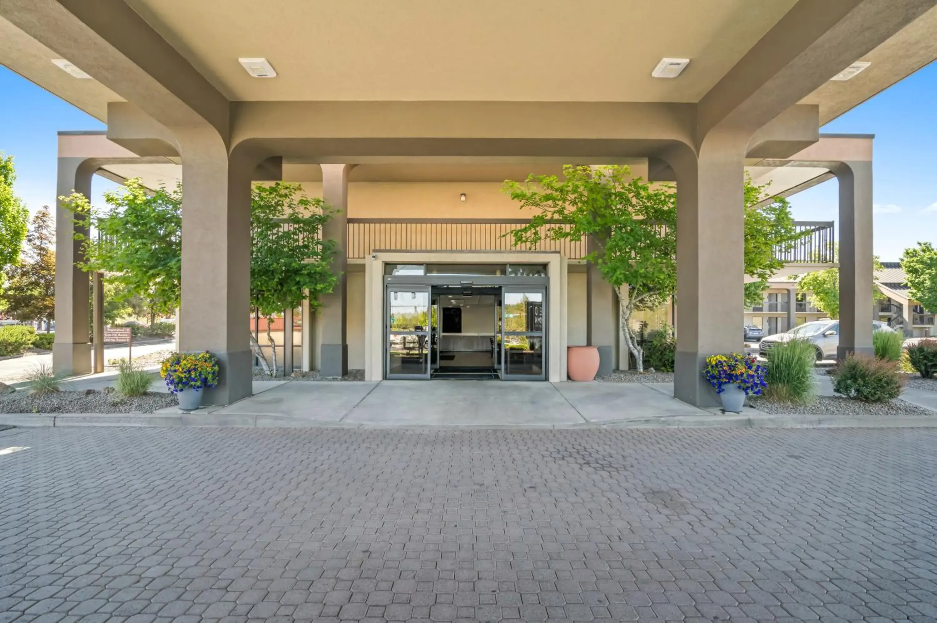 Property building in Red Lion Inn & Suites Deschutes River - Bend Property building in Red Lion Inn & Suites Deschutes River - Bend