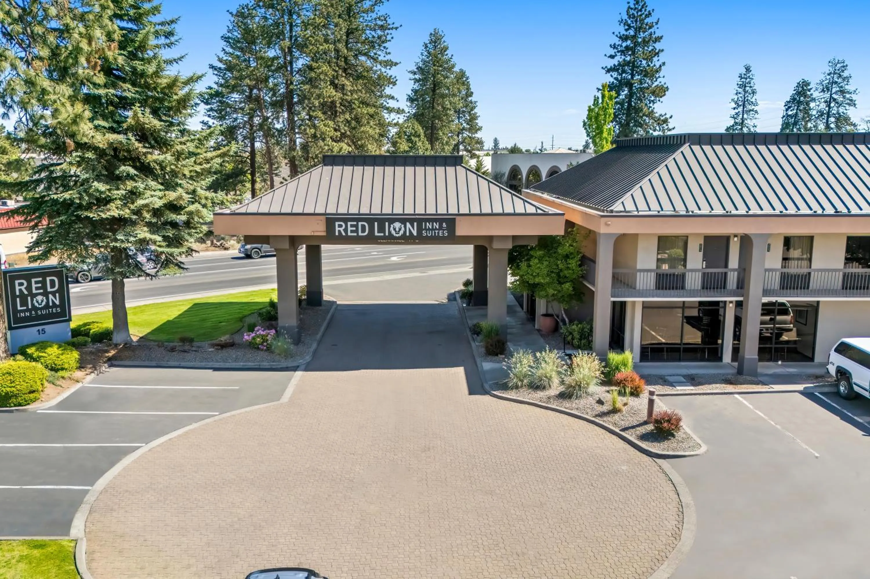 Property building in Red Lion Inn & Suites Deschutes River - Bend