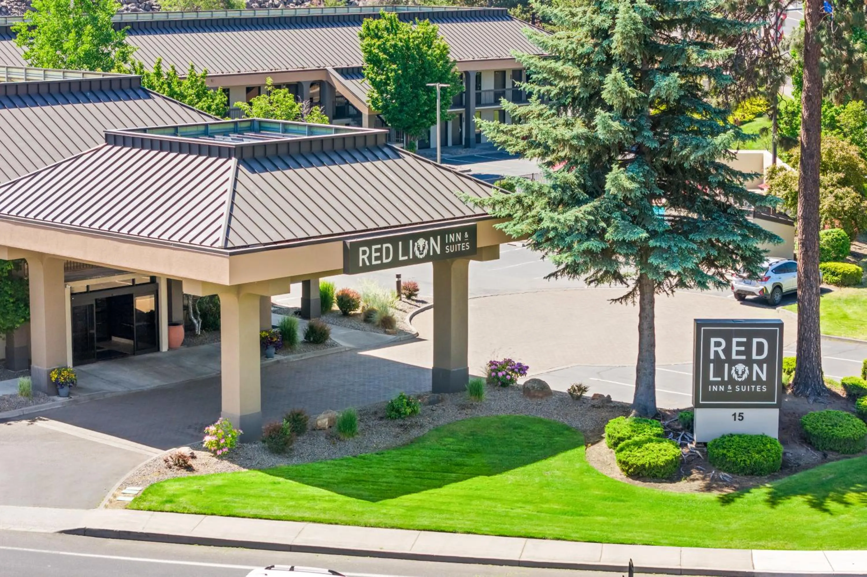Property building in Red Lion Inn & Suites Deschutes River - Bend