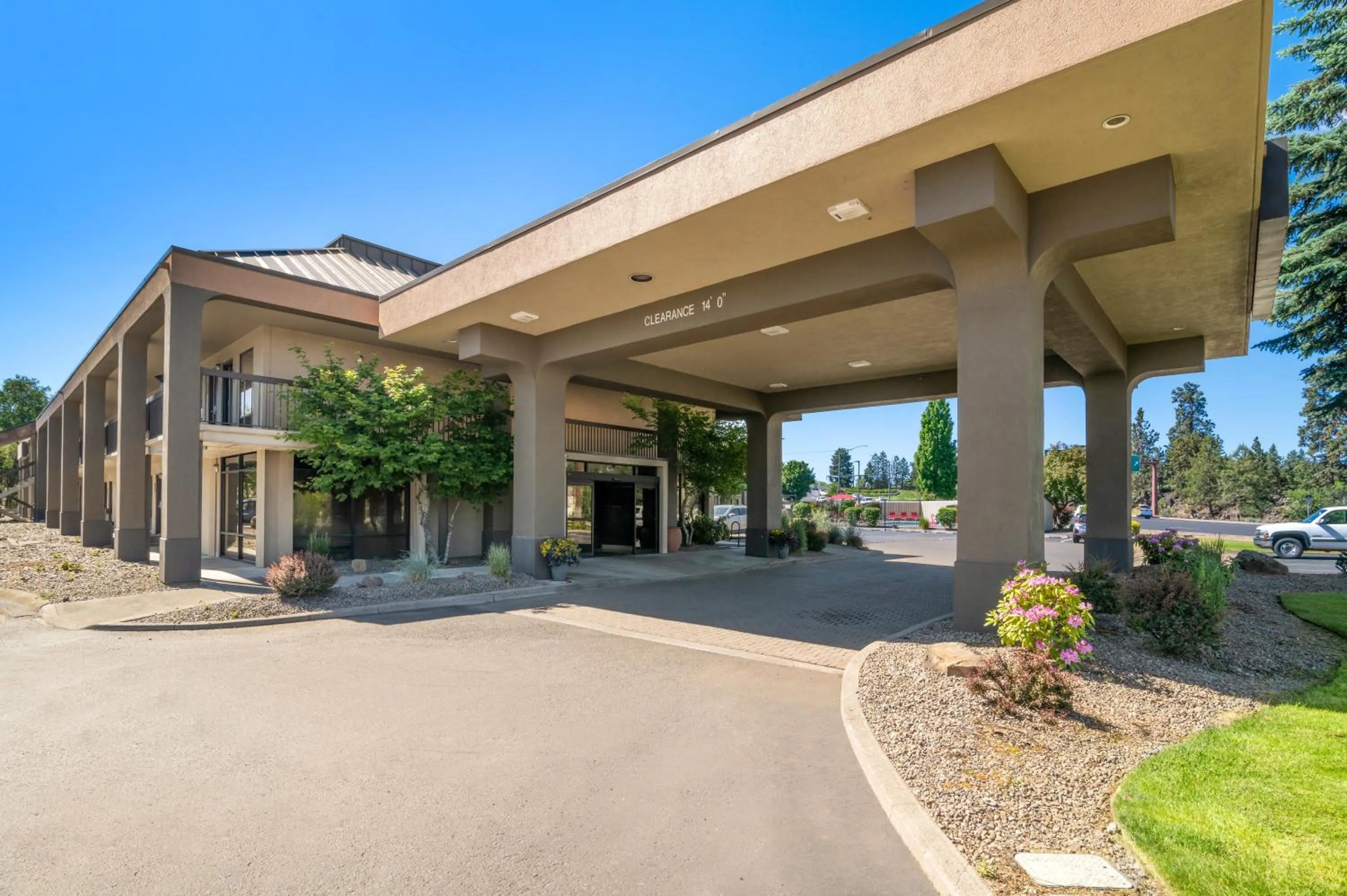 Property building in Red Lion Inn & Suites Deschutes River - Bend