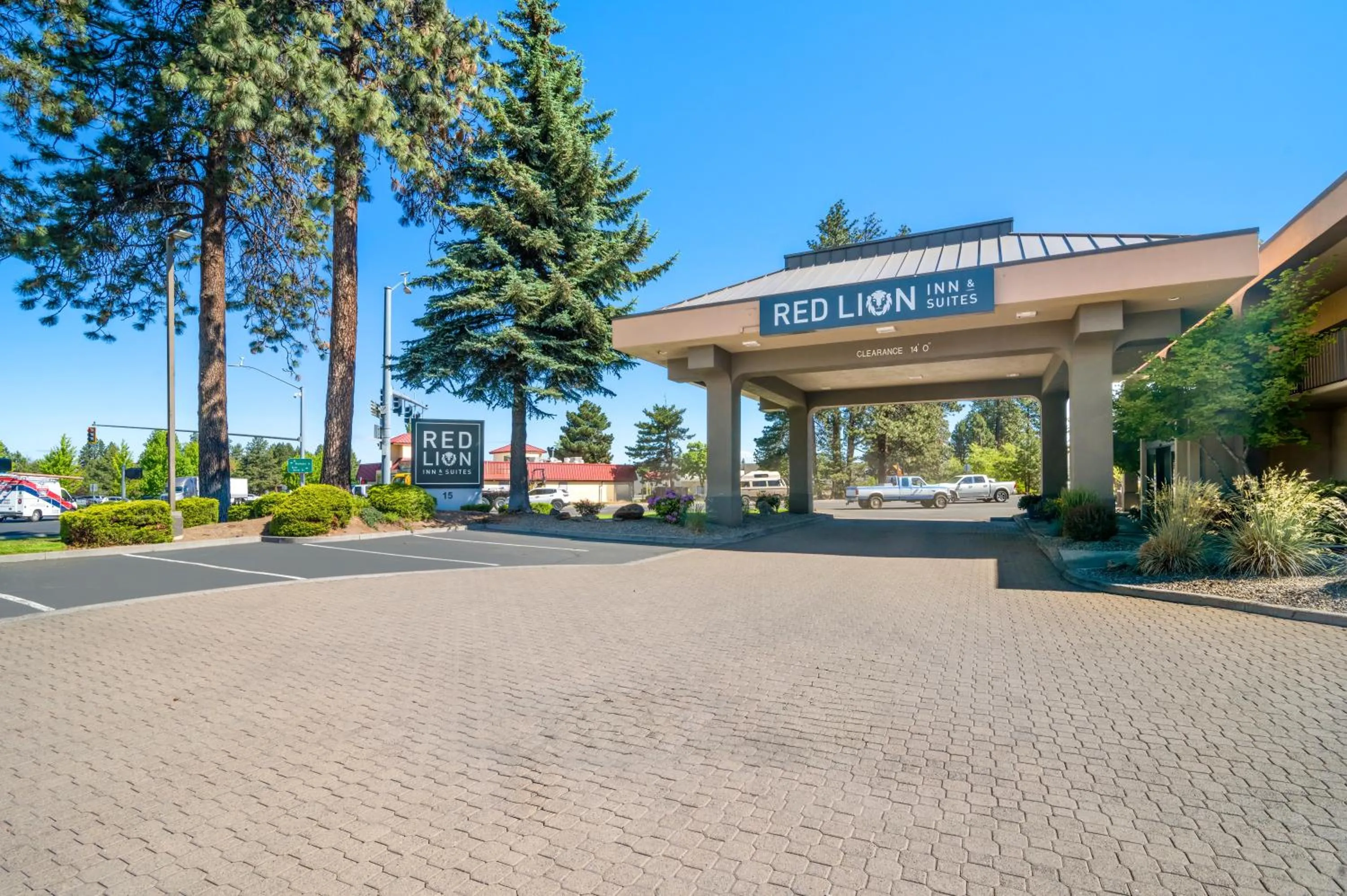 Property building in Red Lion Inn & Suites Deschutes River - Bend