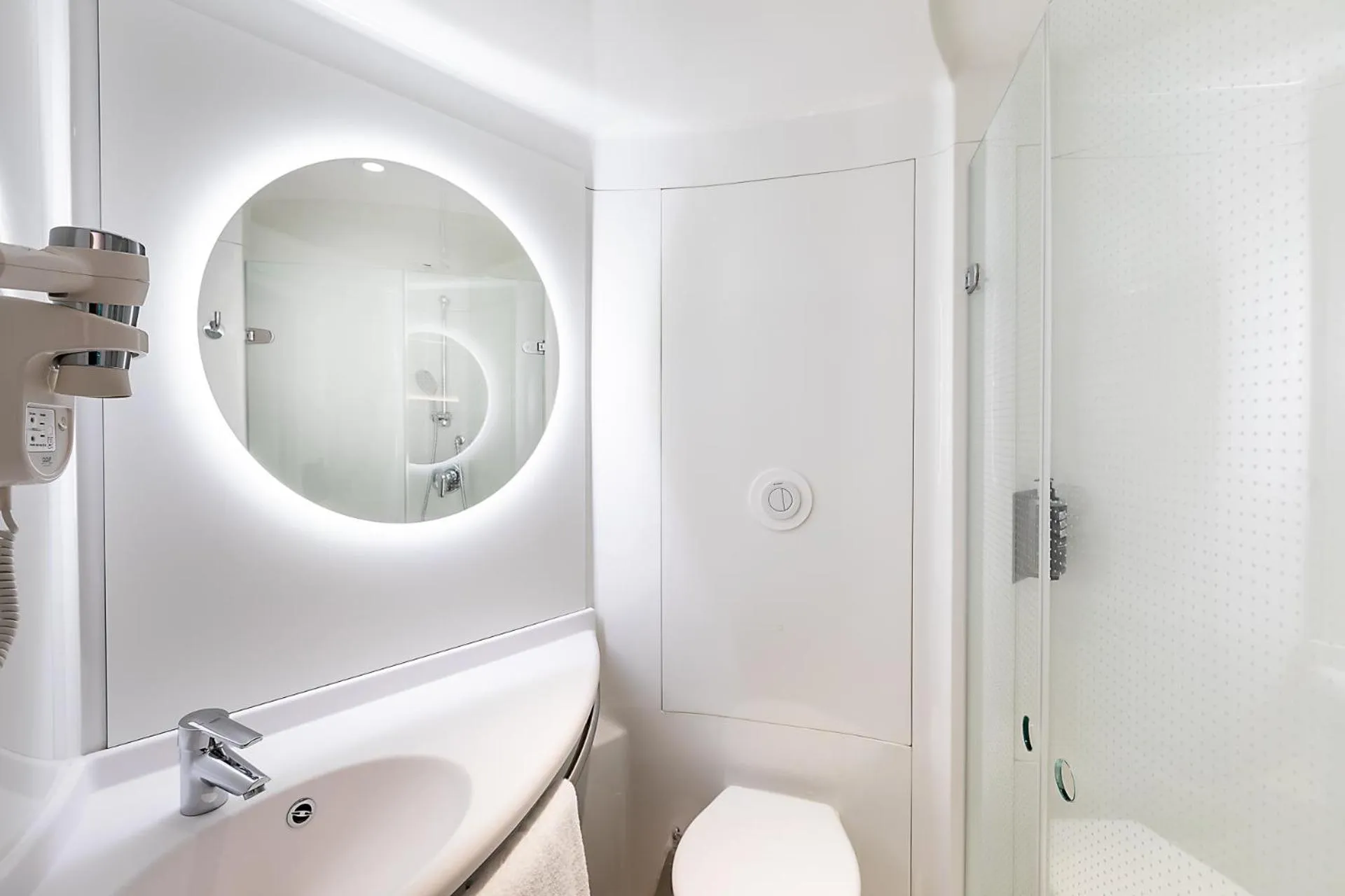 Bathroom in Hotel ibis Lisboa Alfragide