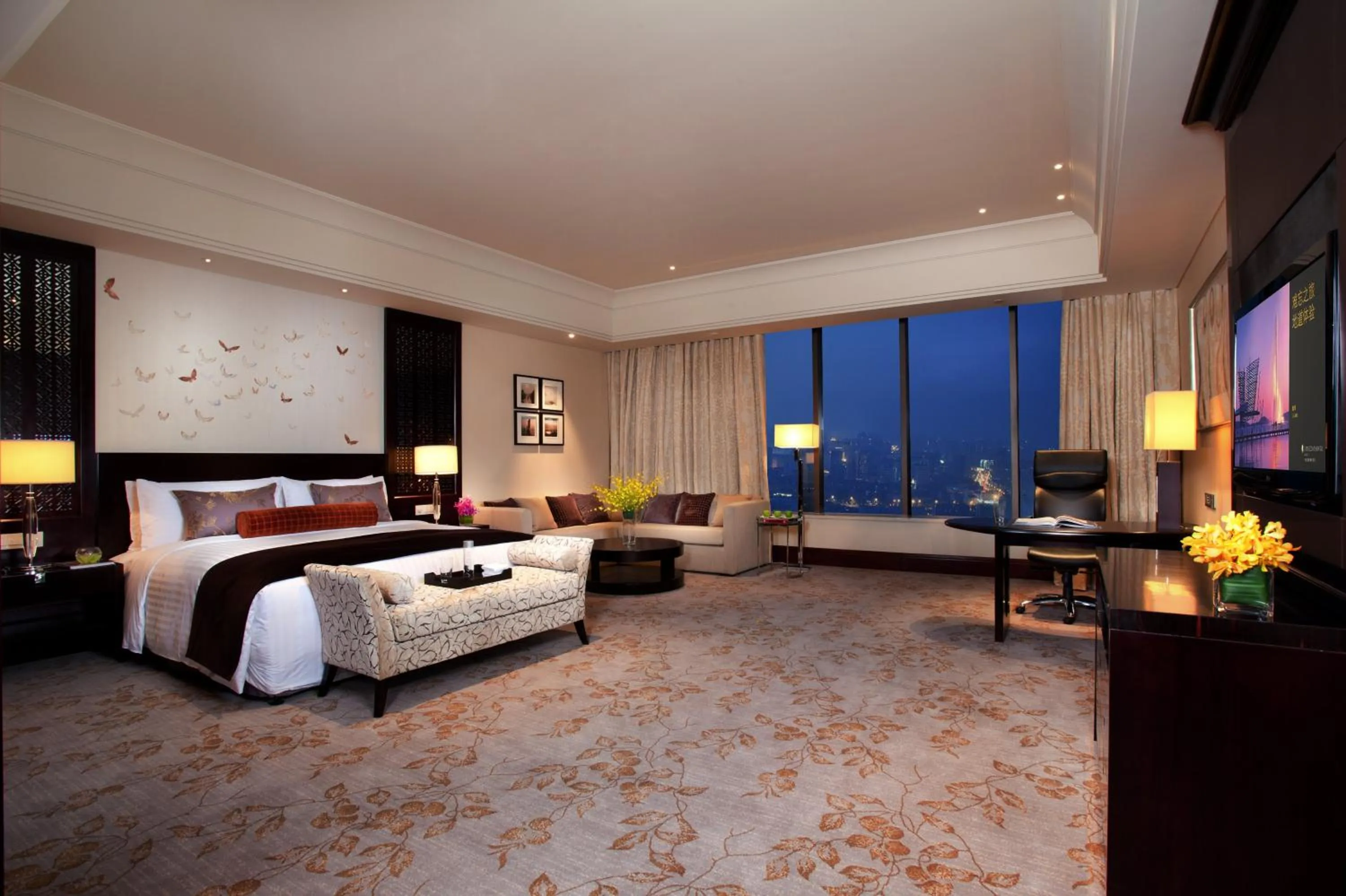Photo of the whole room, Bed in InterContinental Wuxi by IHG