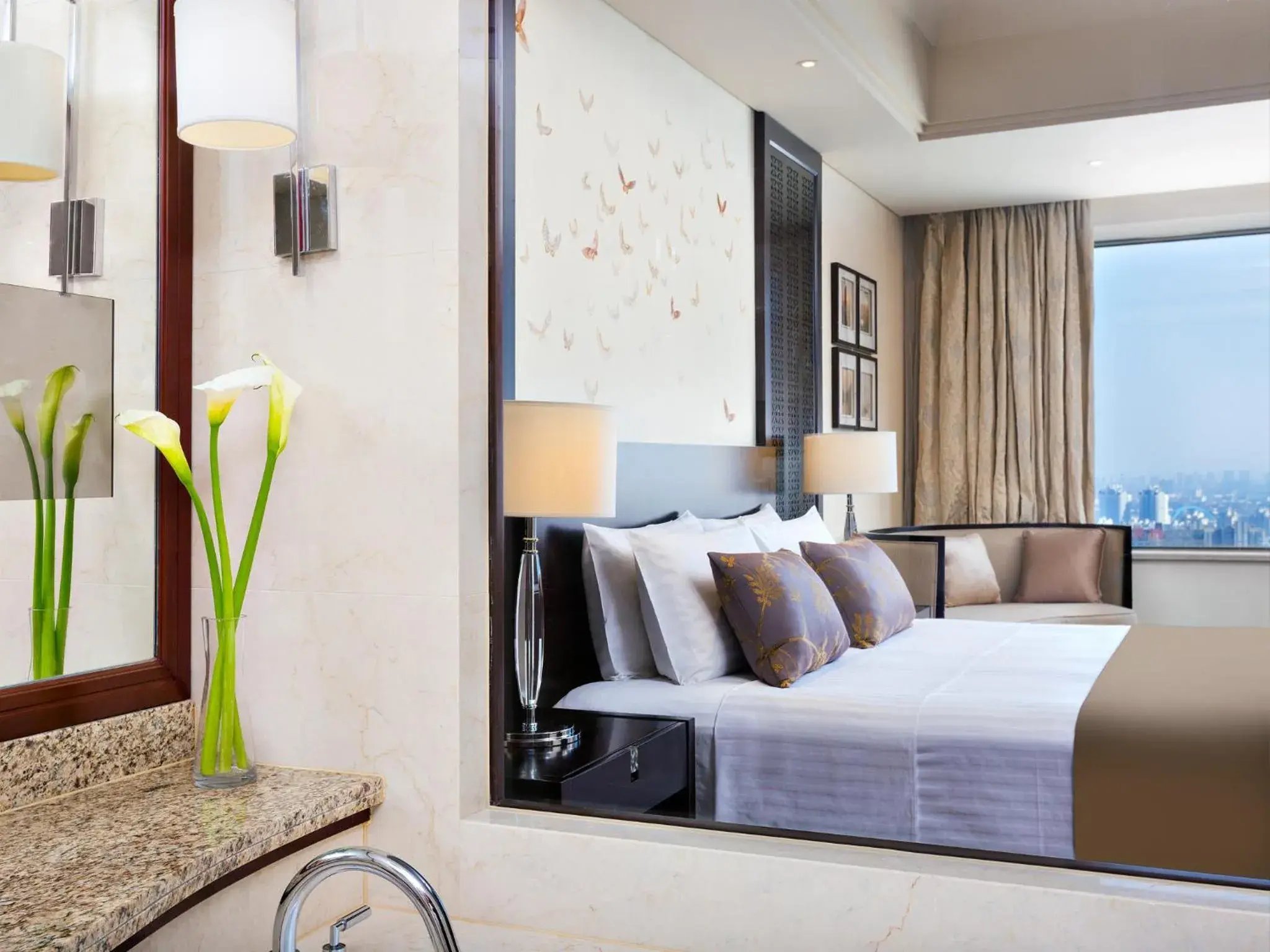 Toilet, Bed in InterContinental Wuxi by IHG Toilet, Bed in InterContinental Wuxi by IHG