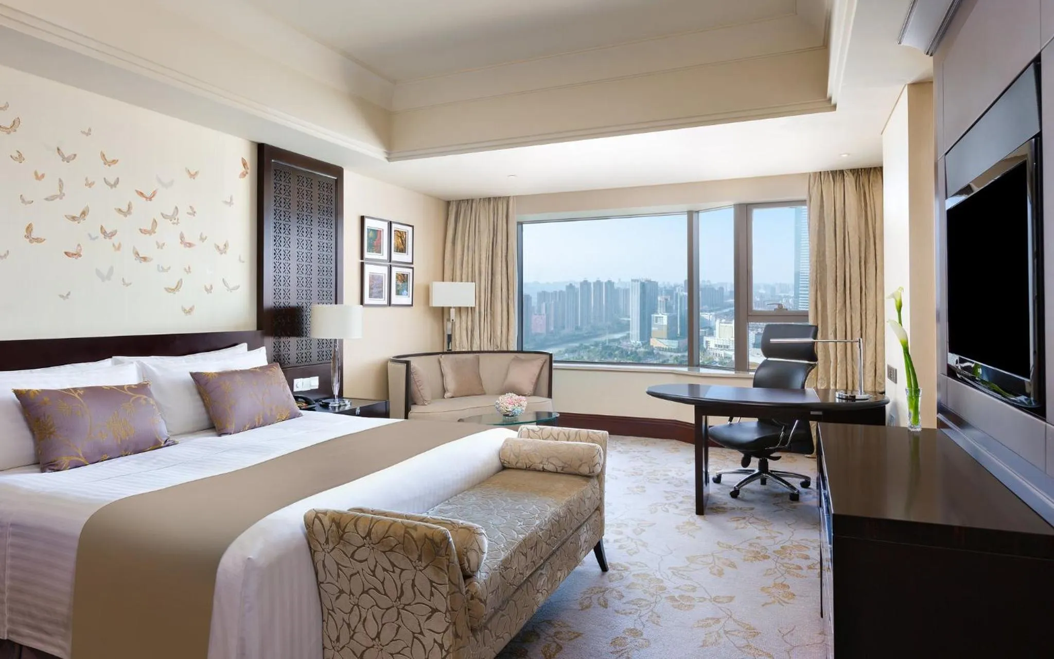 Photo of the whole room, Bed in InterContinental Wuxi by IHG