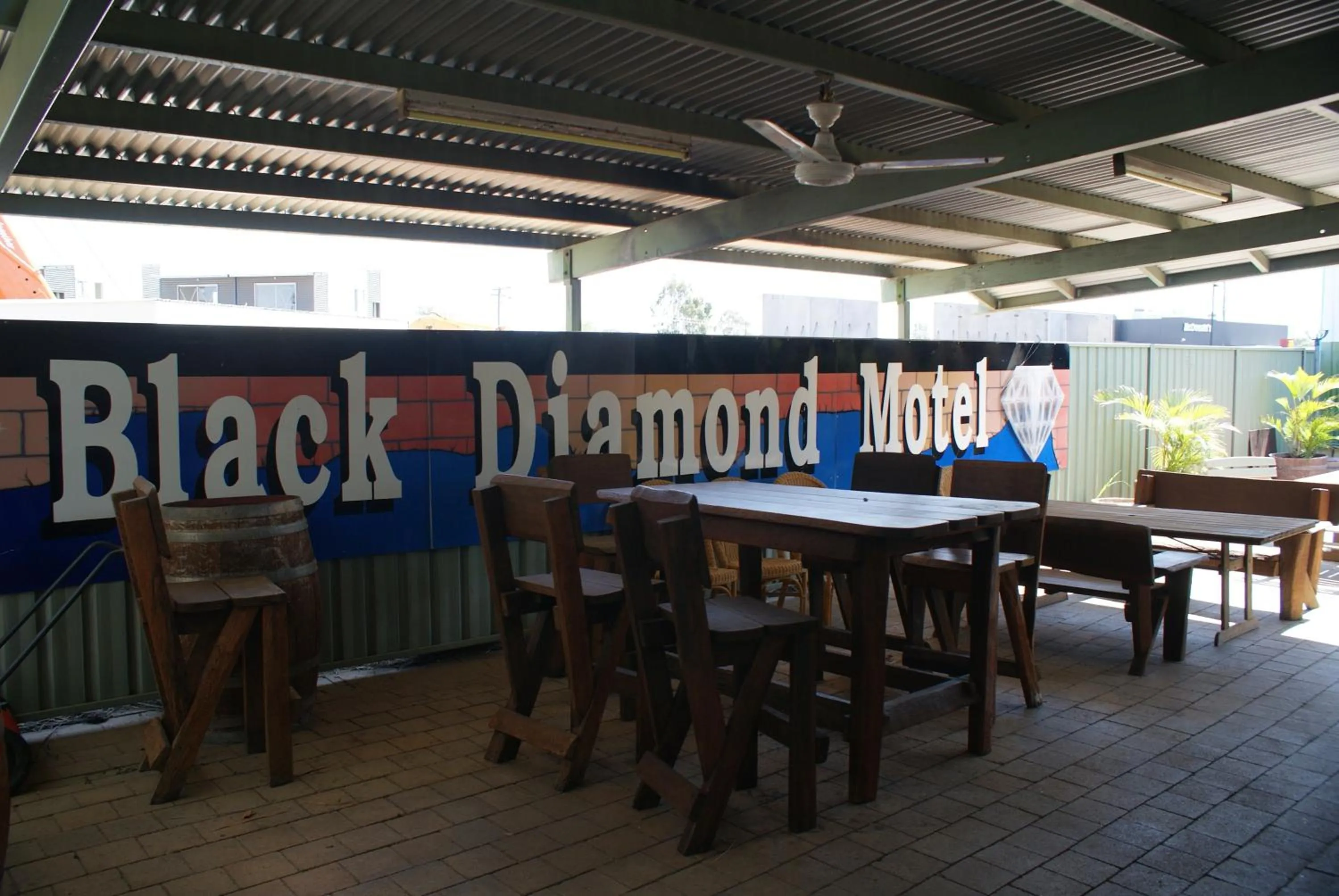 Communal kitchen in Black Diamond Motel