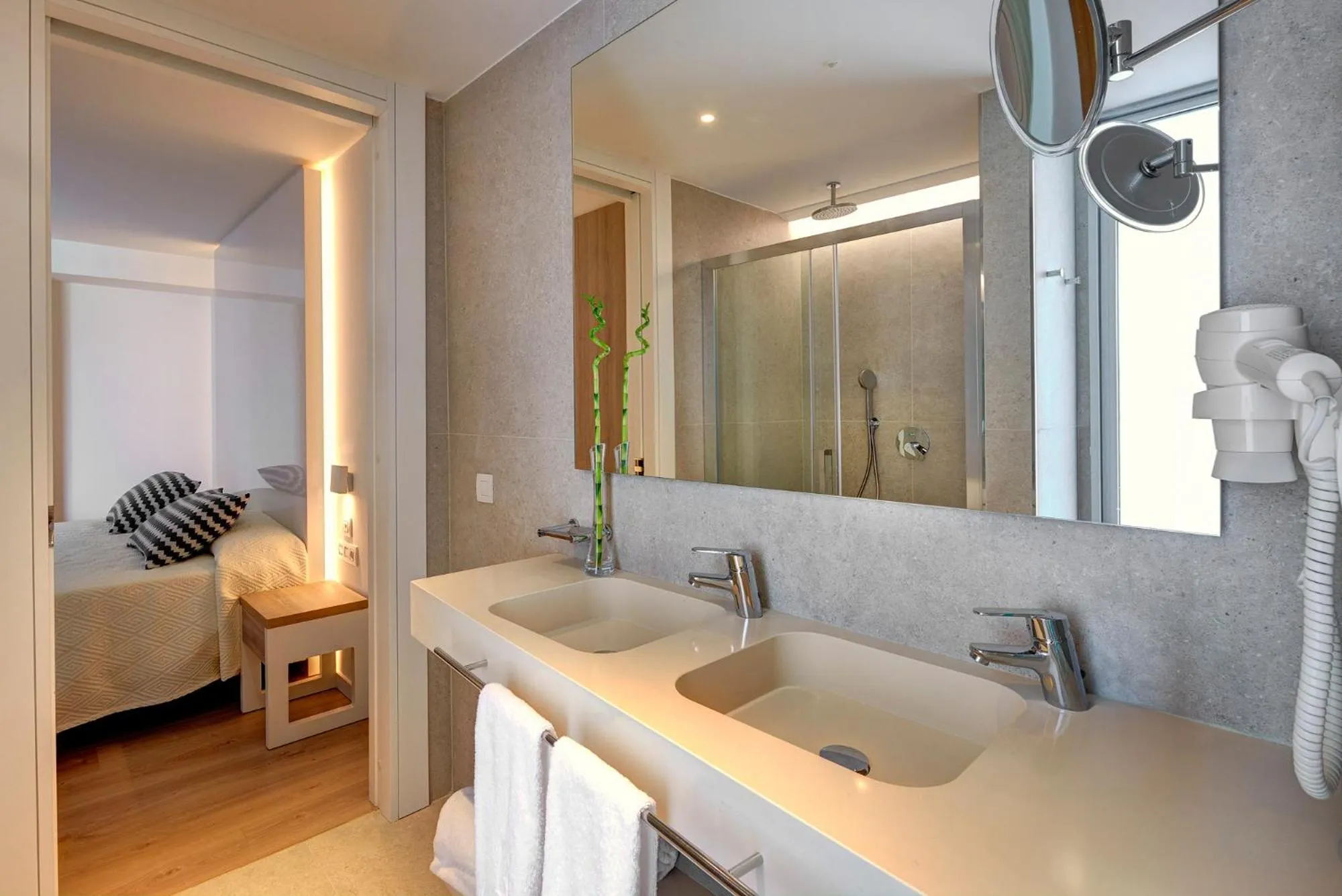 Shower in Hipotels Bahia Cala Millor - Adults Only