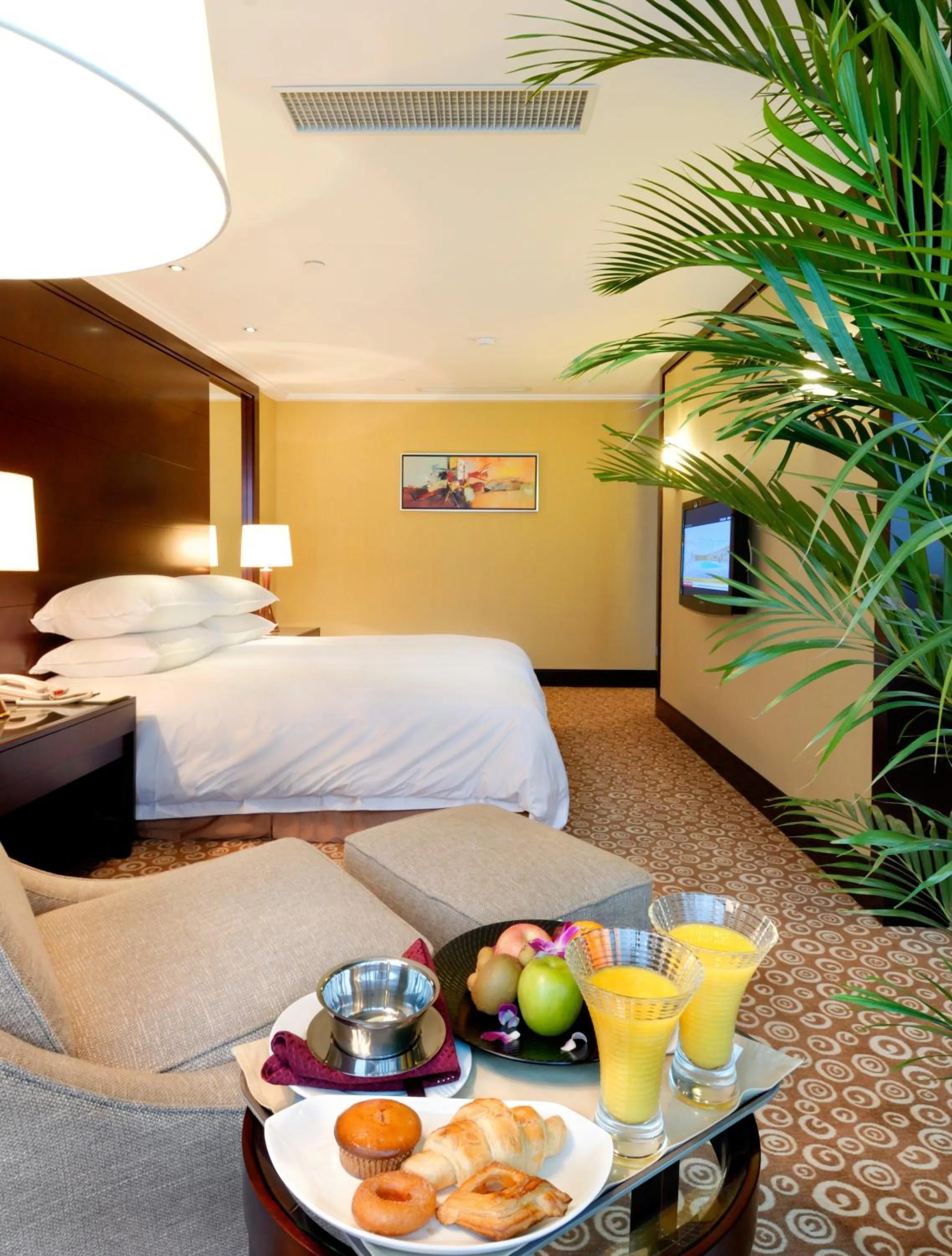 Photo of the whole room in Golden Eagle Summit Hotel (Downtown)