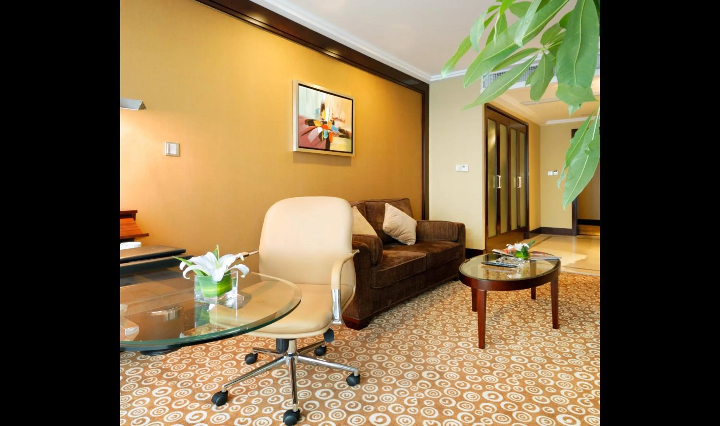 Living room in Golden Eagle Summit Hotel (Downtown)