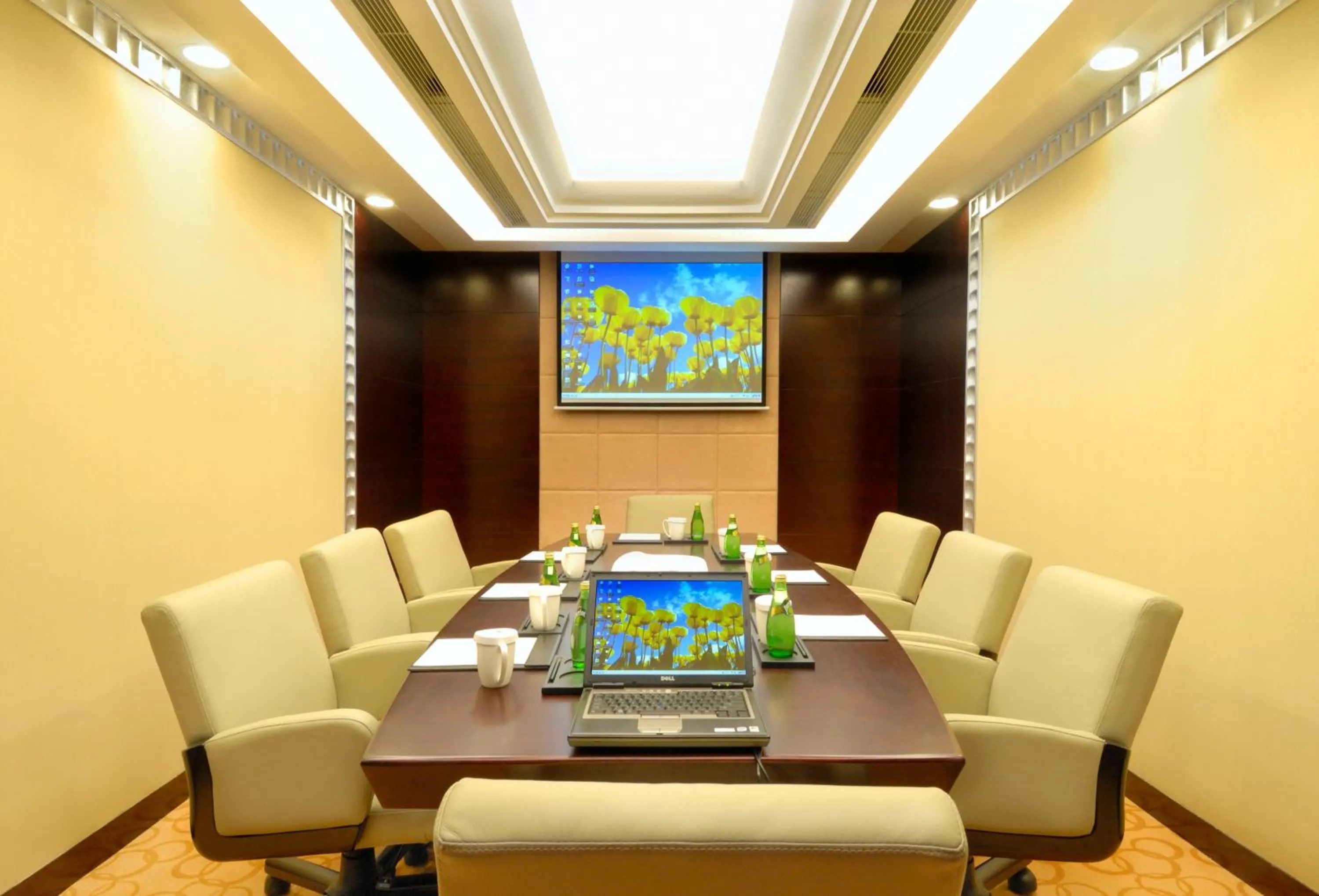 Business facilities in Golden Eagle Summit Hotel (Downtown)