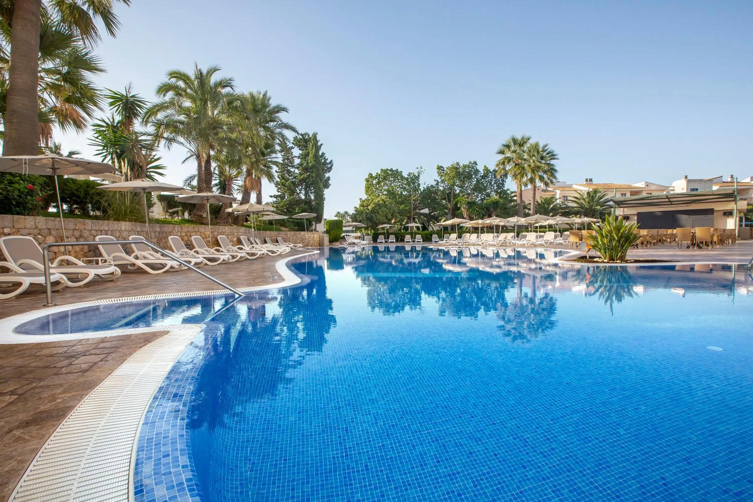 Swimming pool in Welikehotel Marfil Playa