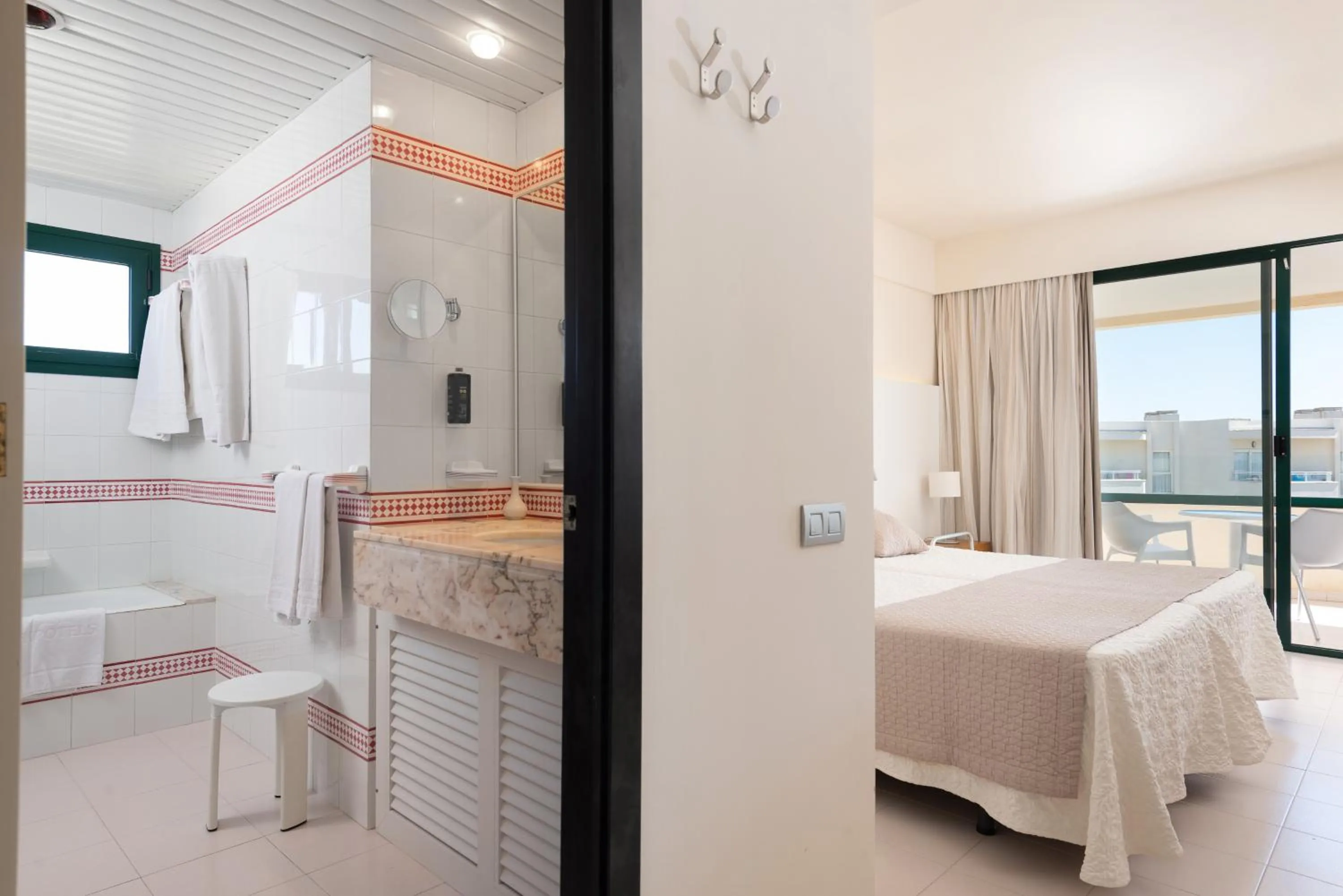 Bathroom, Bed in Welikehotel Marfil Playa